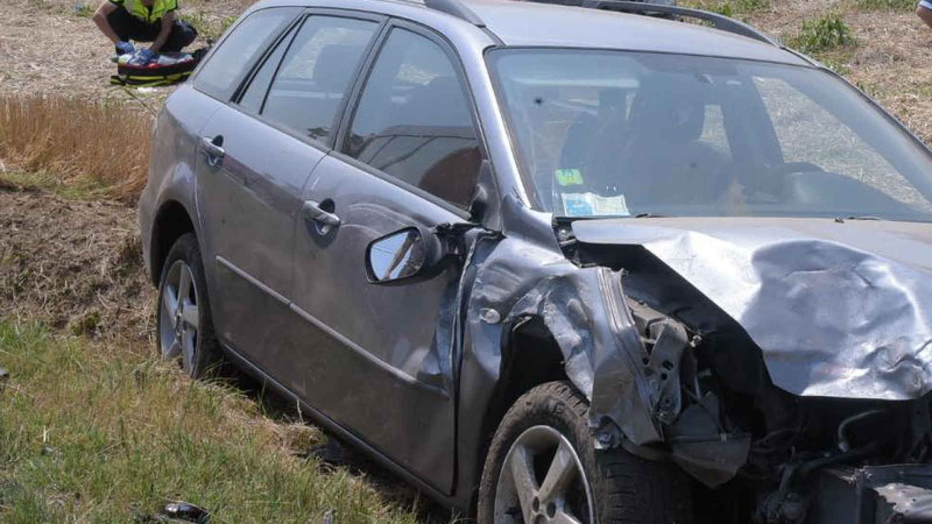 Tamponamento tra due auto: donna sbalzata fuori dall'abitacolo. E' grave