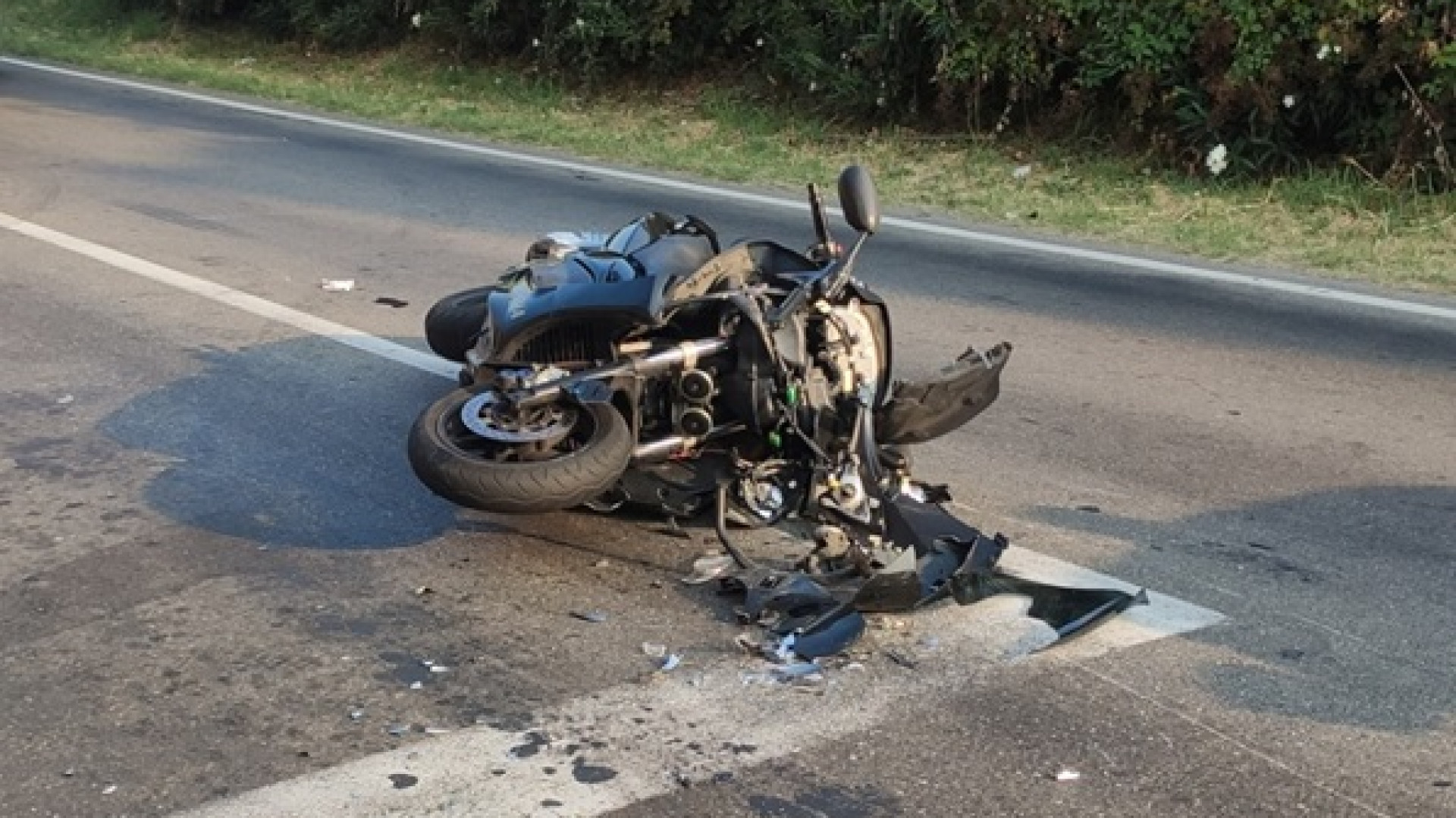 Castel San Giovanni, schianto all'incrocio: tre mezzi coinvolti, motociclista ferito