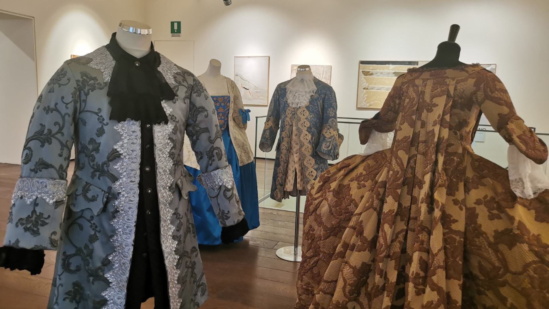 Il carnevale arriva alla Galleria Biffi Arte con i costumi di scena teatrali