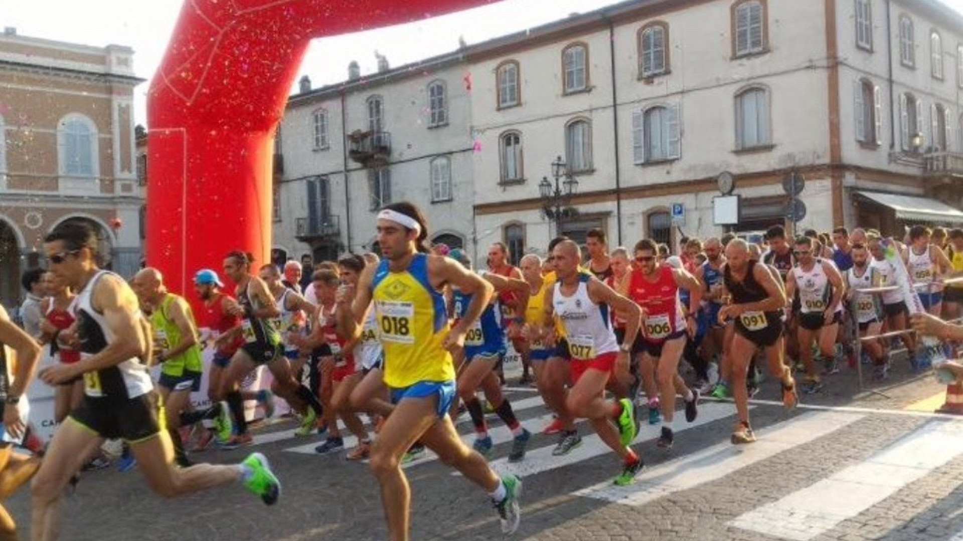 Scatta oggi la Stracastello. Anche un'esibizione di salto con l'asta in piazza