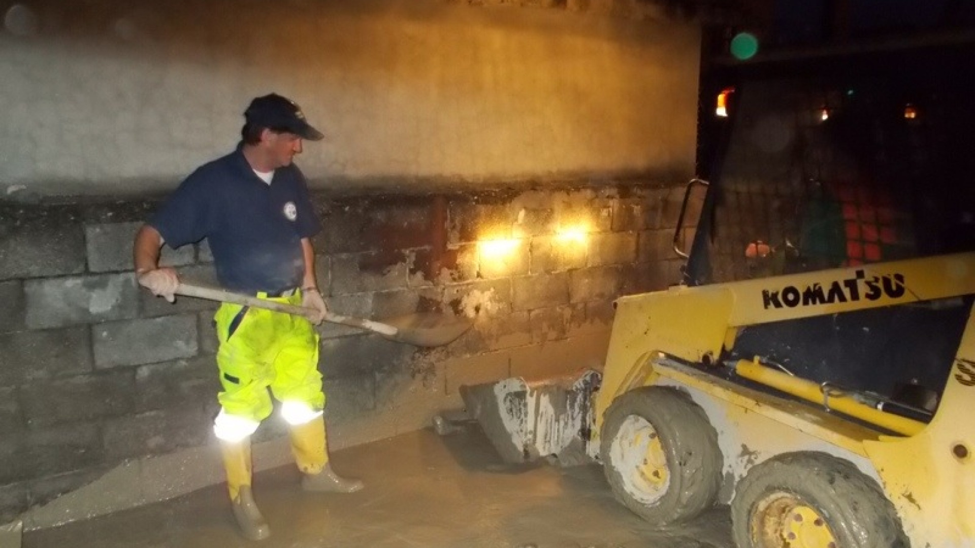 Da San Giorgio a Parma per spalare fango: ancora tanto lavoro. Le foto