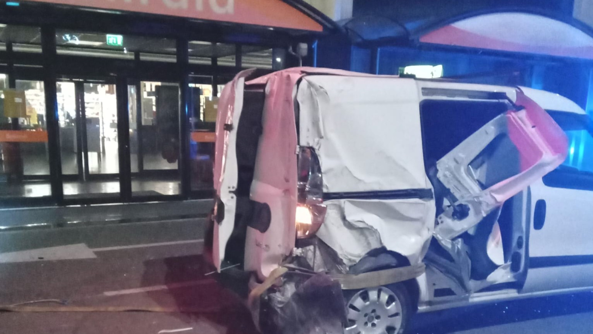 Spaccata in un supermercato nella notte, ladri in fuga con la cassaforte. Danni ingenti
