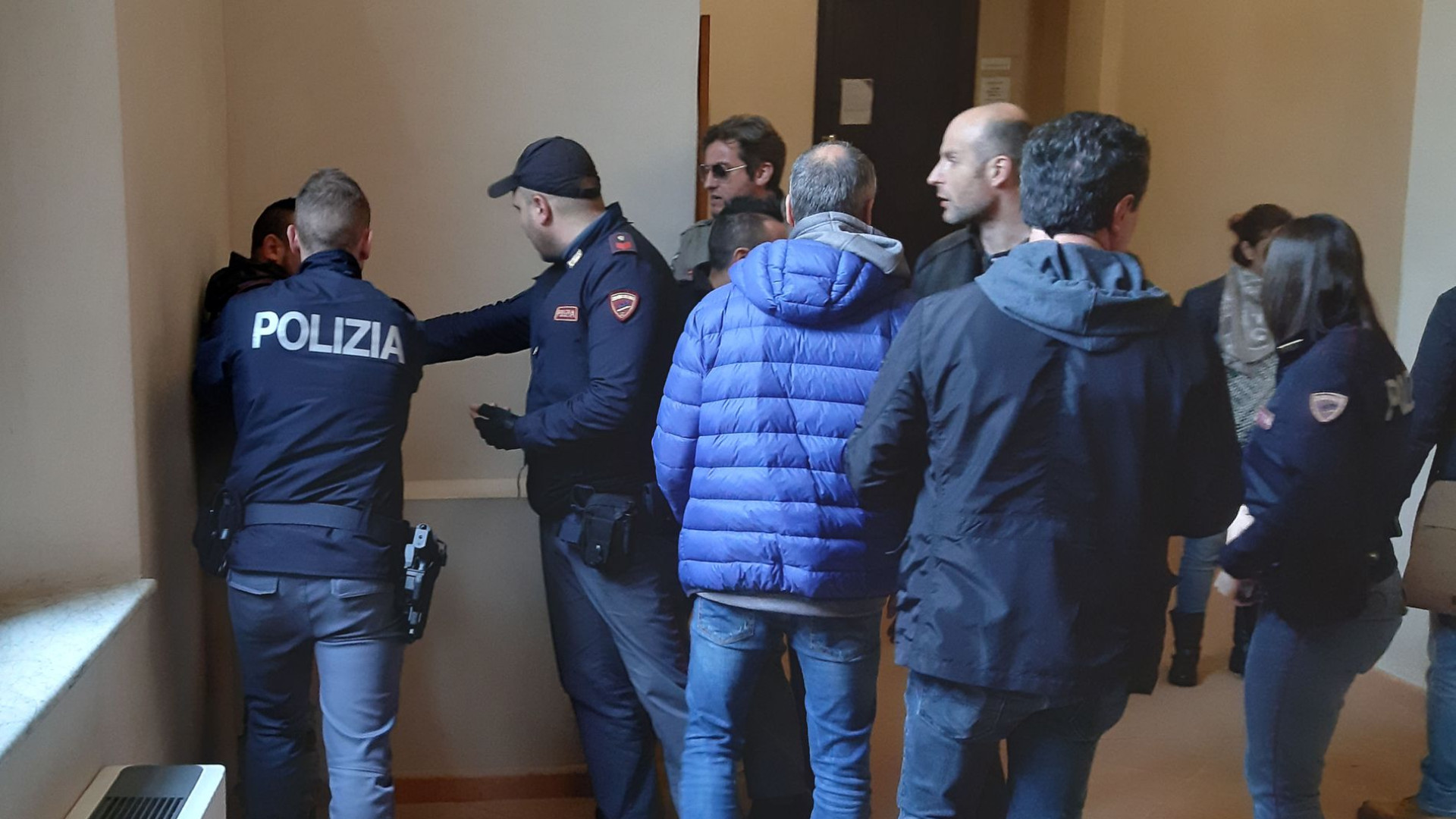 Dopo la rissa e le coltellate, lo scontro prosegue in tribunale. Restano in carcere i tre arrestati