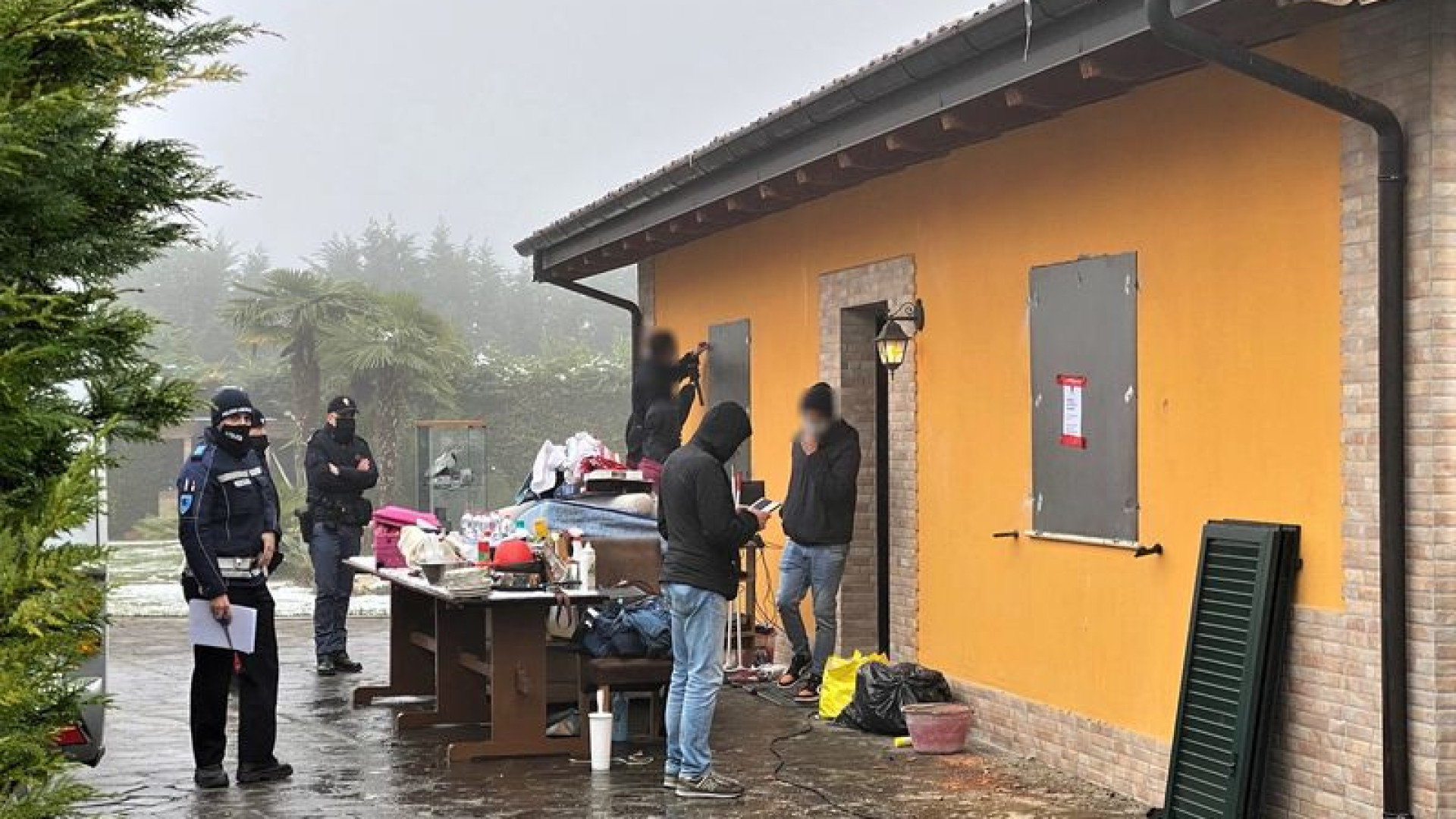 Sigillata la casa abusiva abitata da un uomo. Blitz del comune e forze dell'ordine