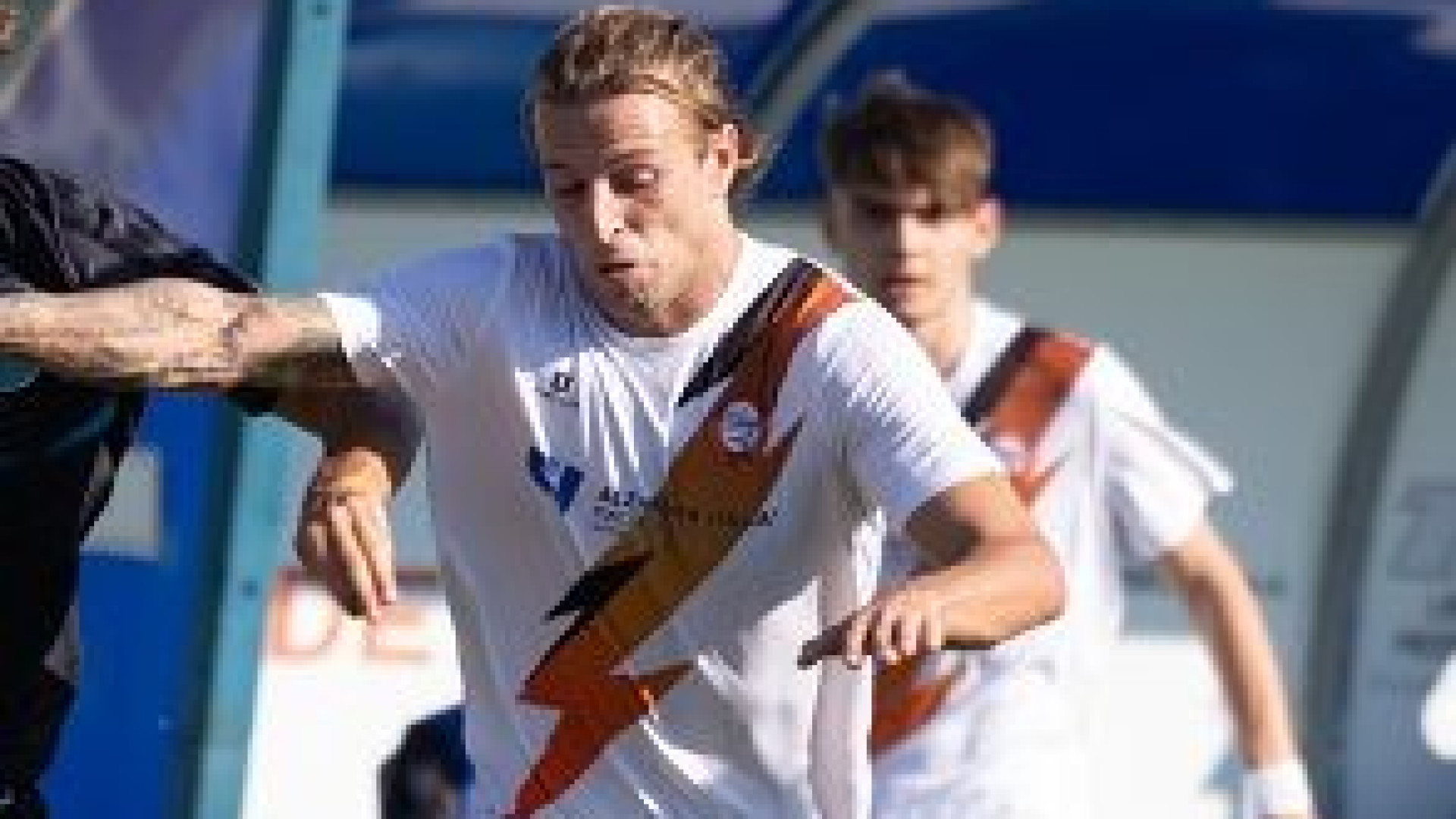 Paura alla partita: colpito alla testa da un calcio, perde i sensi. Salvato dai compagni
