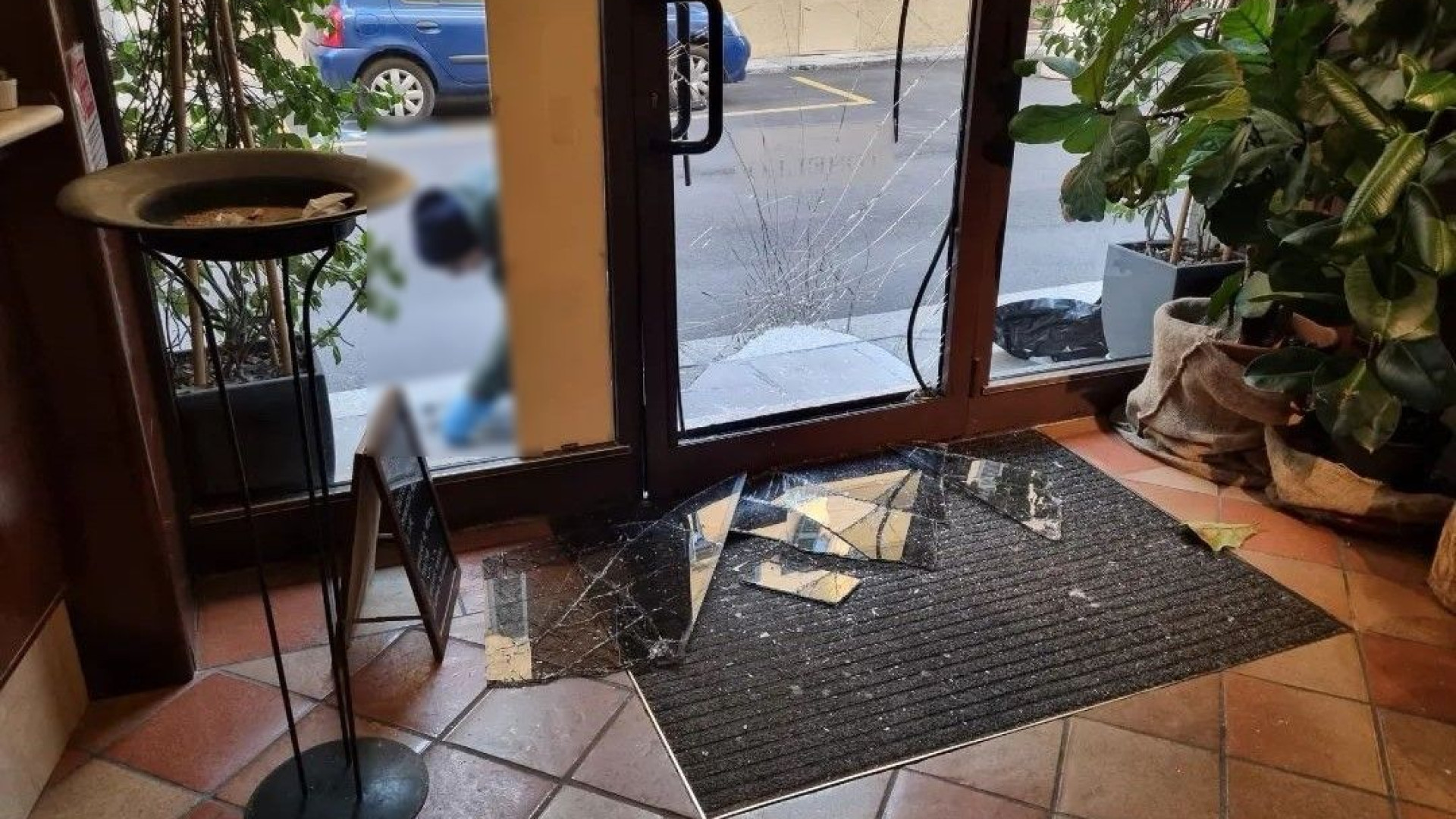 Furto alla pizzeria Tosello. Ladri spaccano la vetrina, scarso il bottino