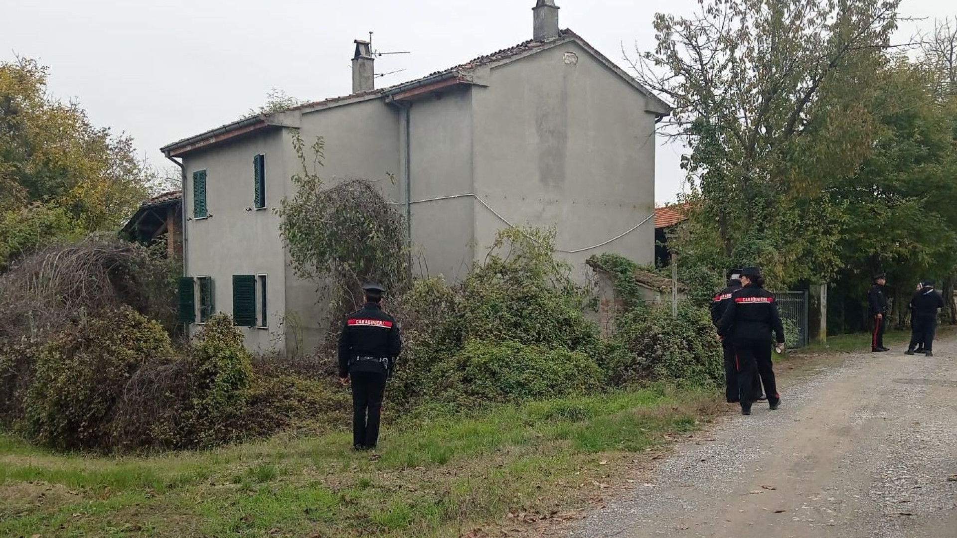 Accende il fuoco per scaldarsi, muore per le esalazioni. Disposta l'autopsia