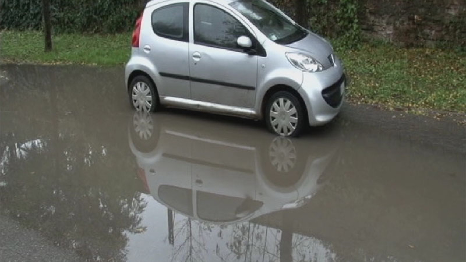 Parcheggio via Campagna: auto sprofondano nel fango delle buche