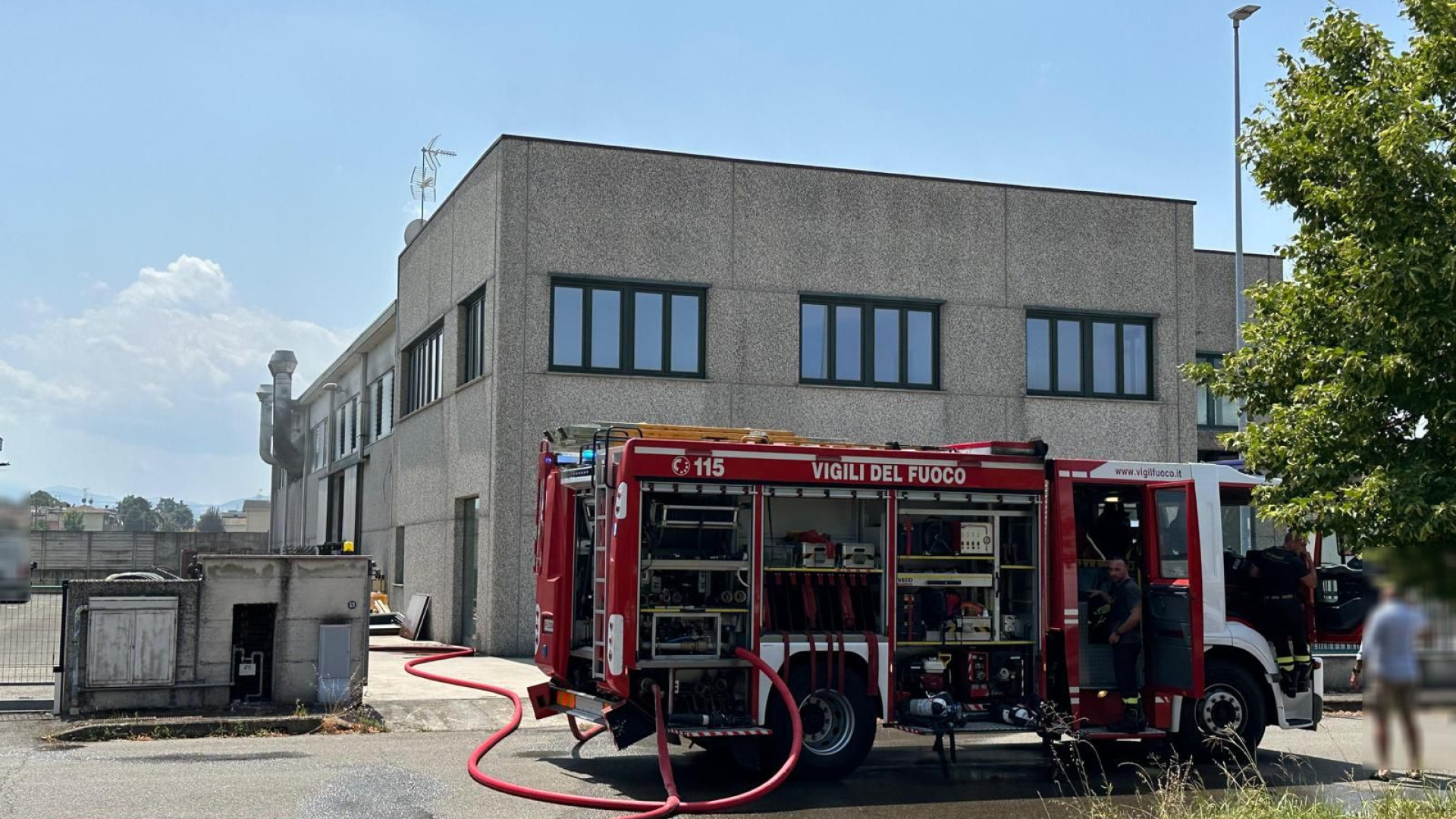 Incendio in un capannone a Podenzano: vigili del fuoco domano le fiamme