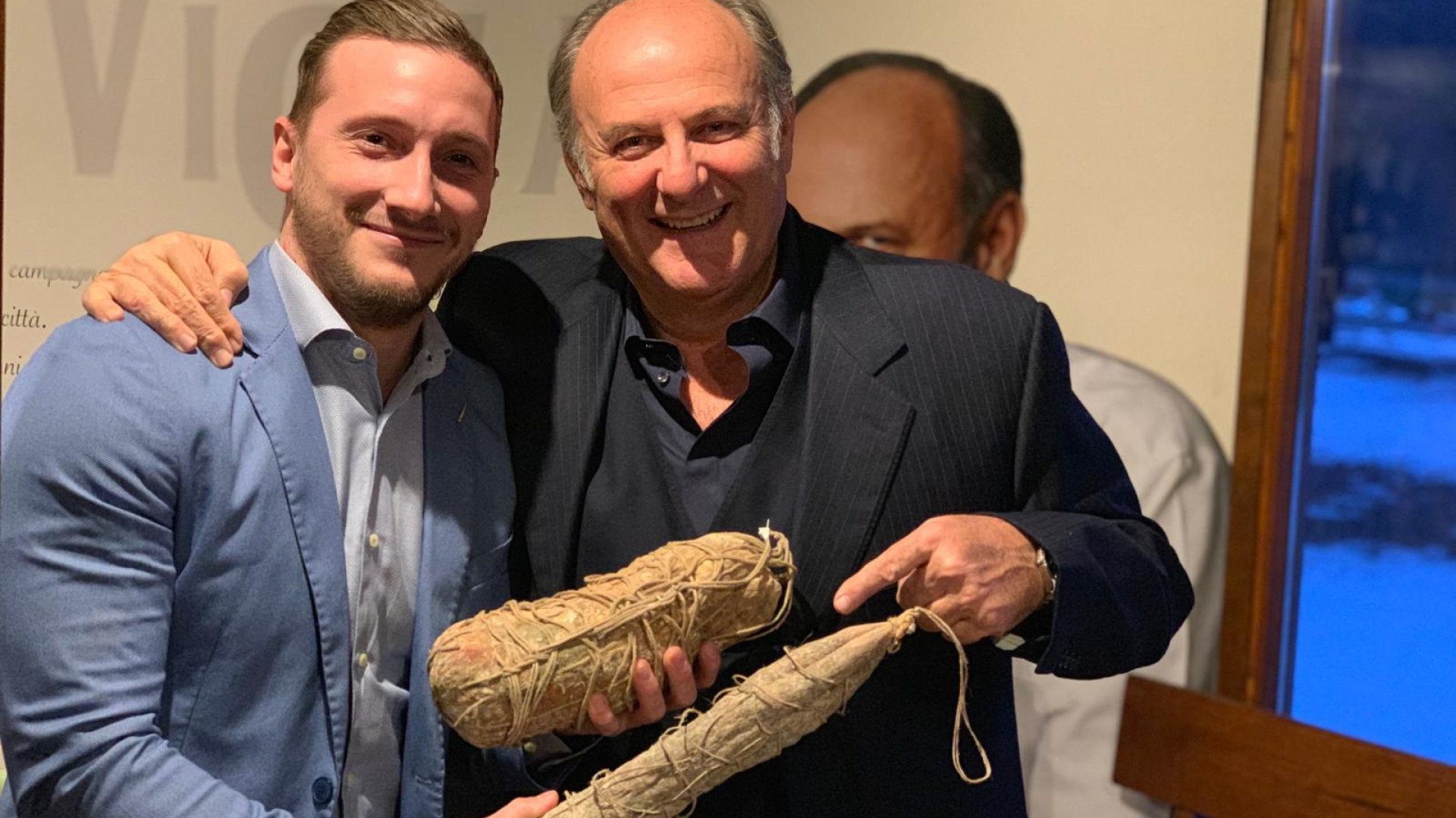 Il modo migliore per conquistare Gerry Scotti? Regalargli coppa e salame