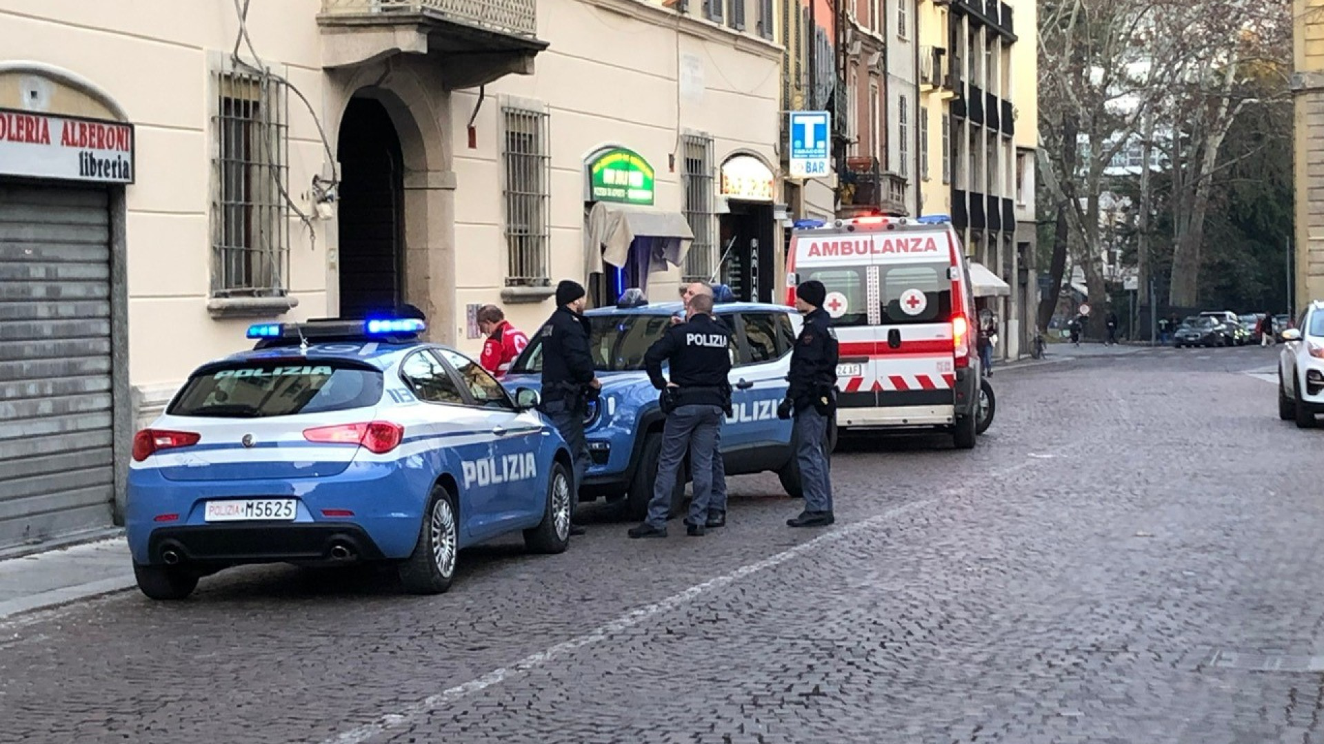 Aggressione in pizzeria: arresto convalidato e torna ai domiciliari dopo tre evasioni