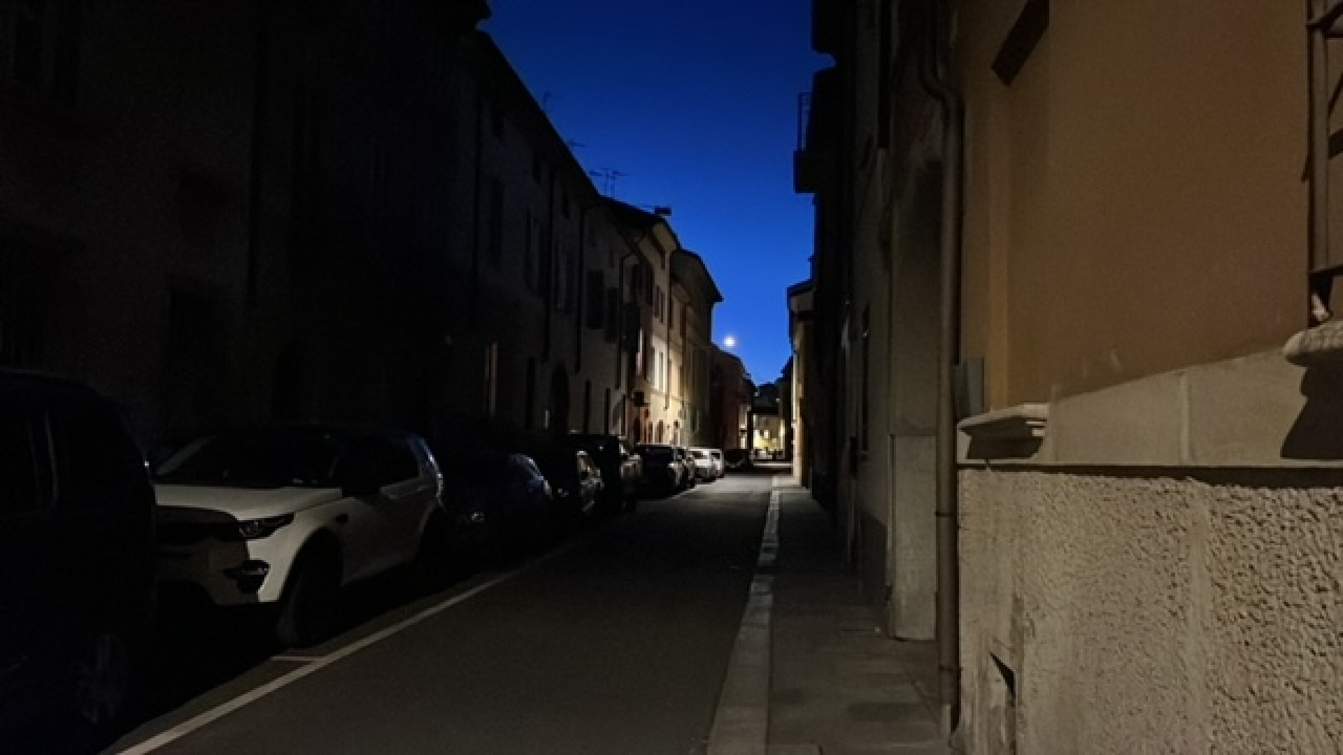 Lampioni in tilt a Piacenza: strade al buio in alcune vie, residenti preoccupati
