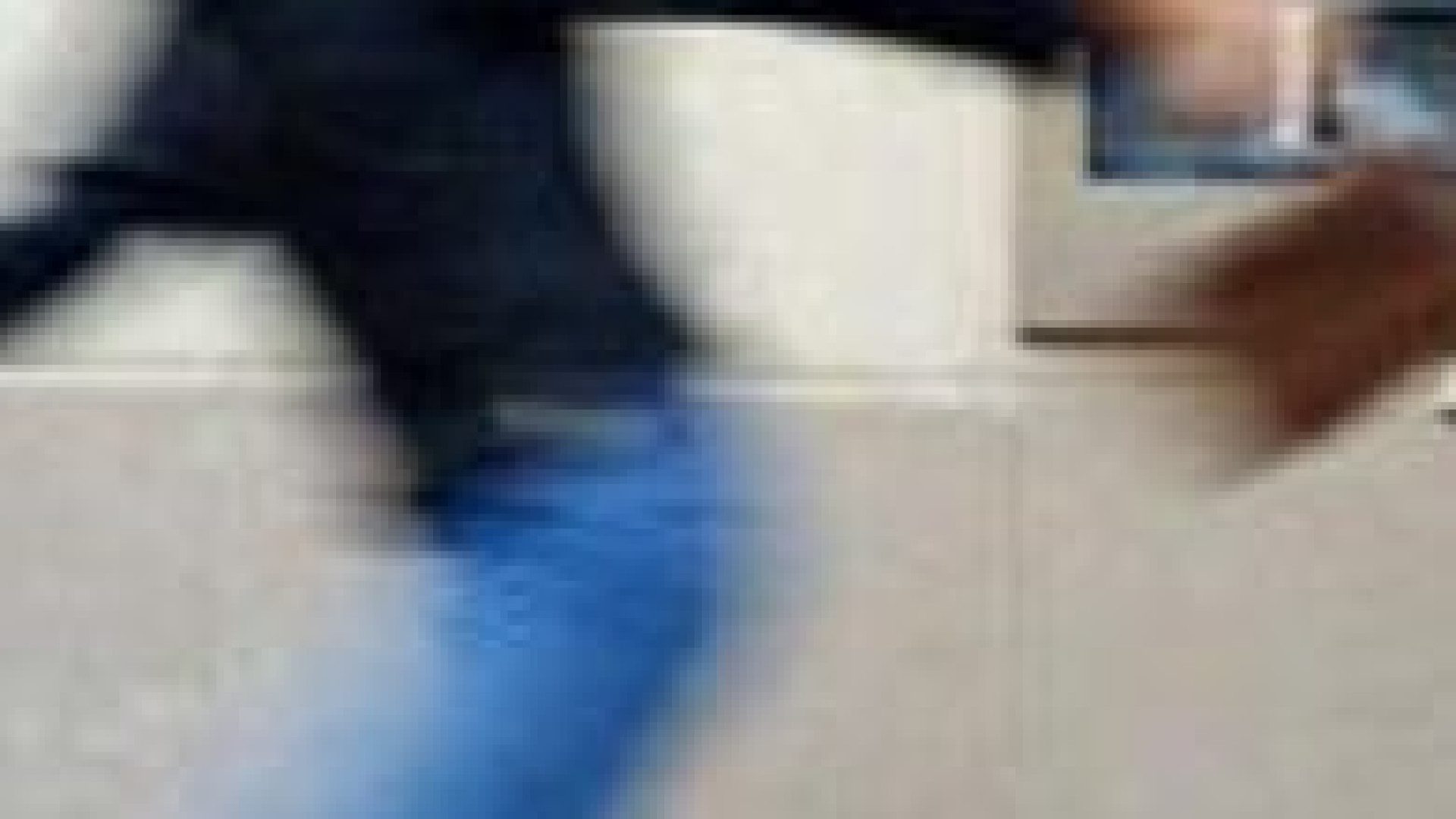 Via Degani, fa due chiacchiere con l'anziana e poi le porta via la borsetta