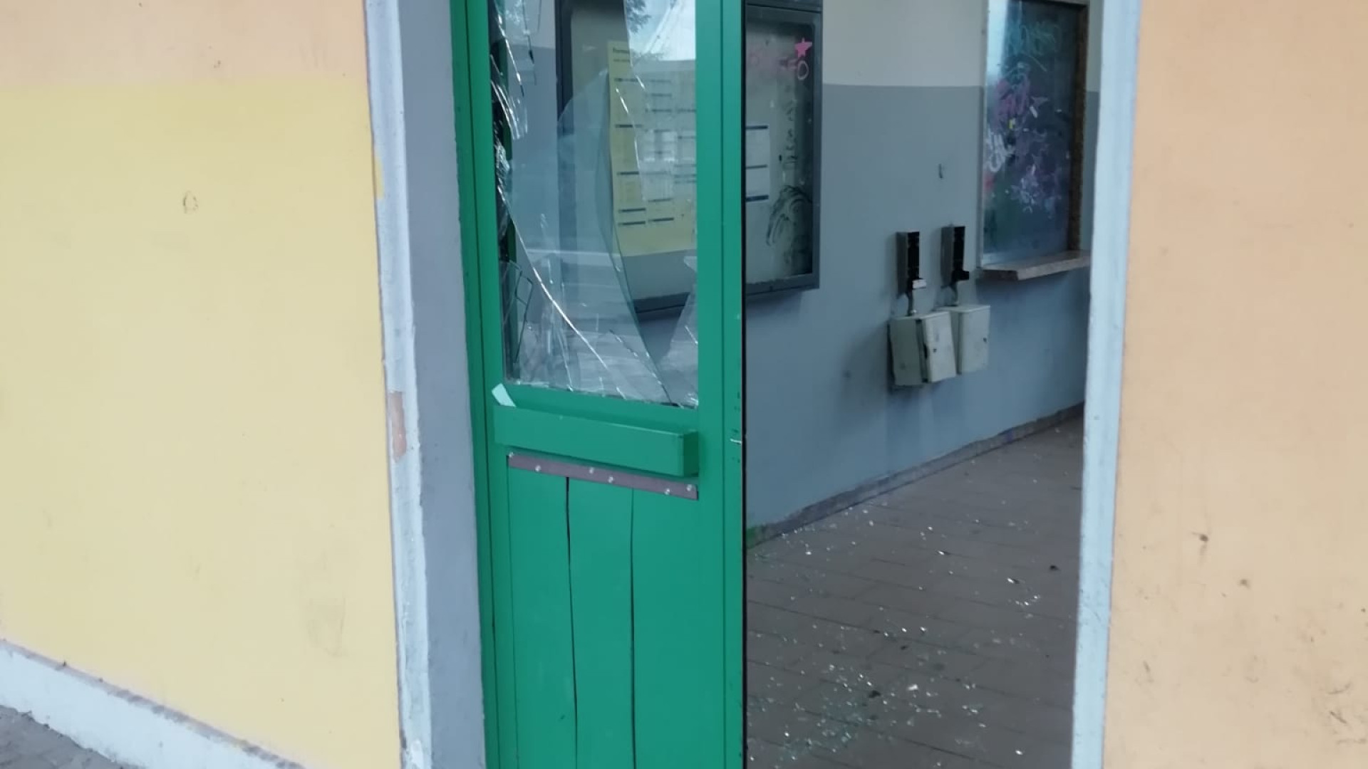 Castel San Giovanni, vandali in azione alla stazione ferroviaria