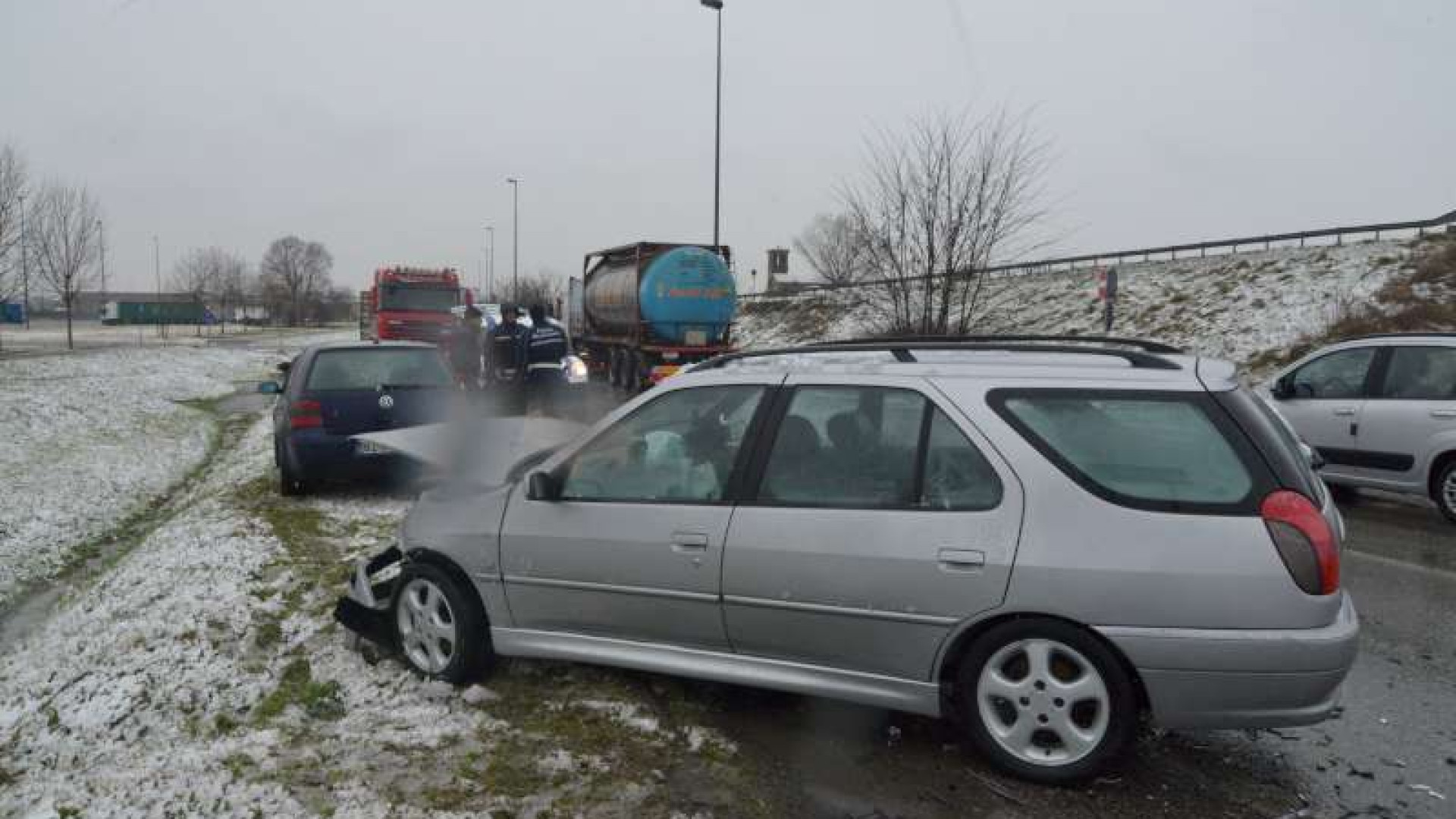 Scontro frontale in via Torre della Razza: un ferito, disagi al traffico