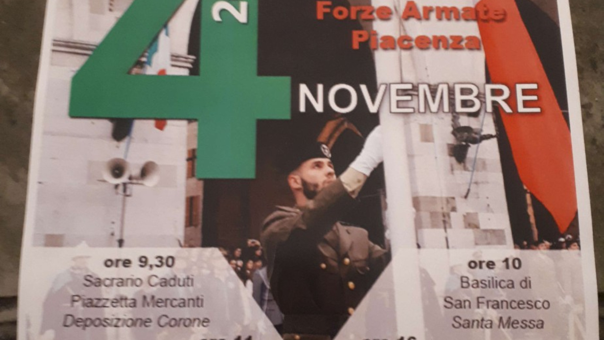 Festa delle Forze Armate, le caserme scendono in piazza. Maxi tricolore