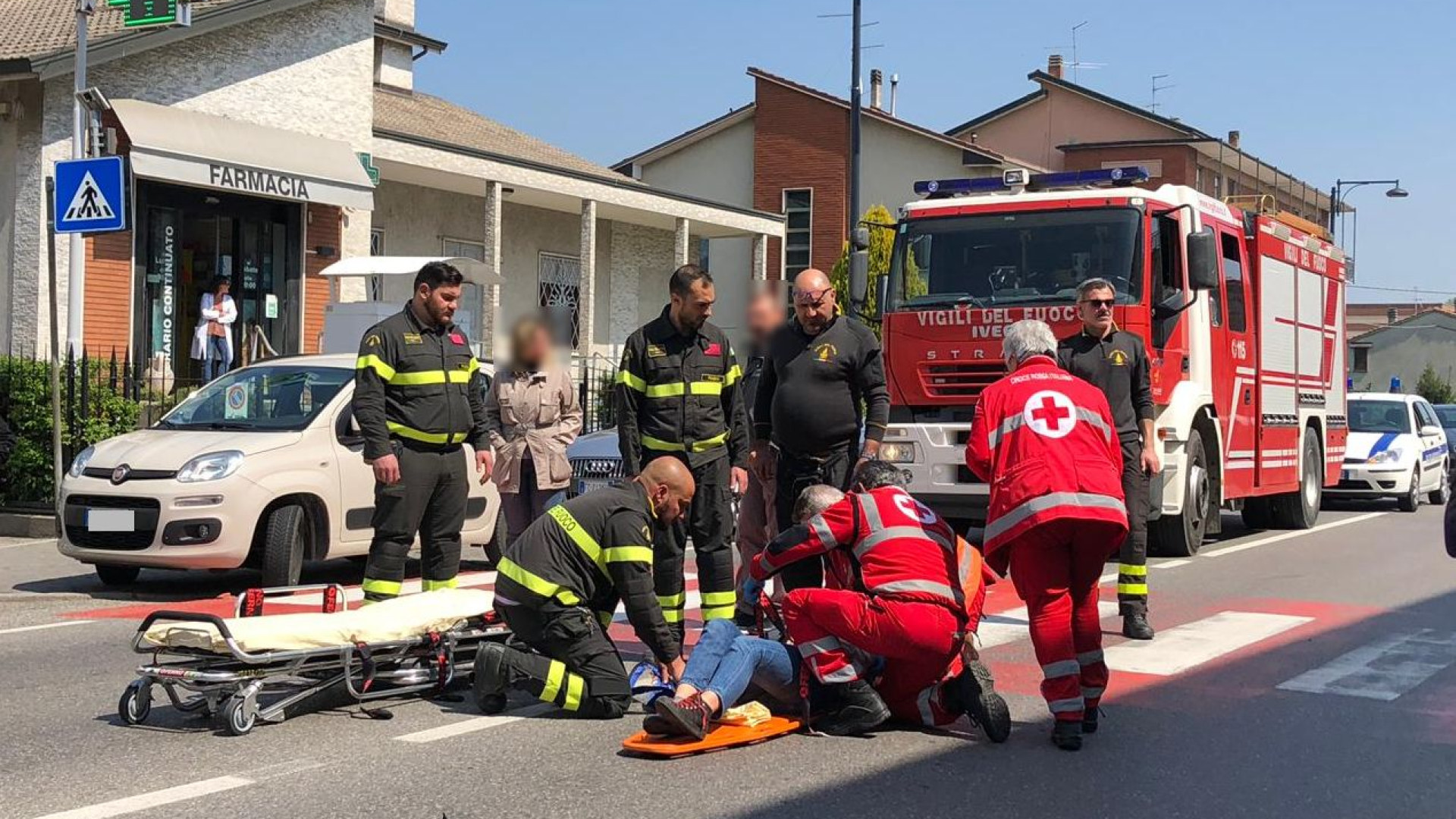 Urtata dallo specchietto di un'auto sulle strisce pedonali, donna ferita a San Nicolò