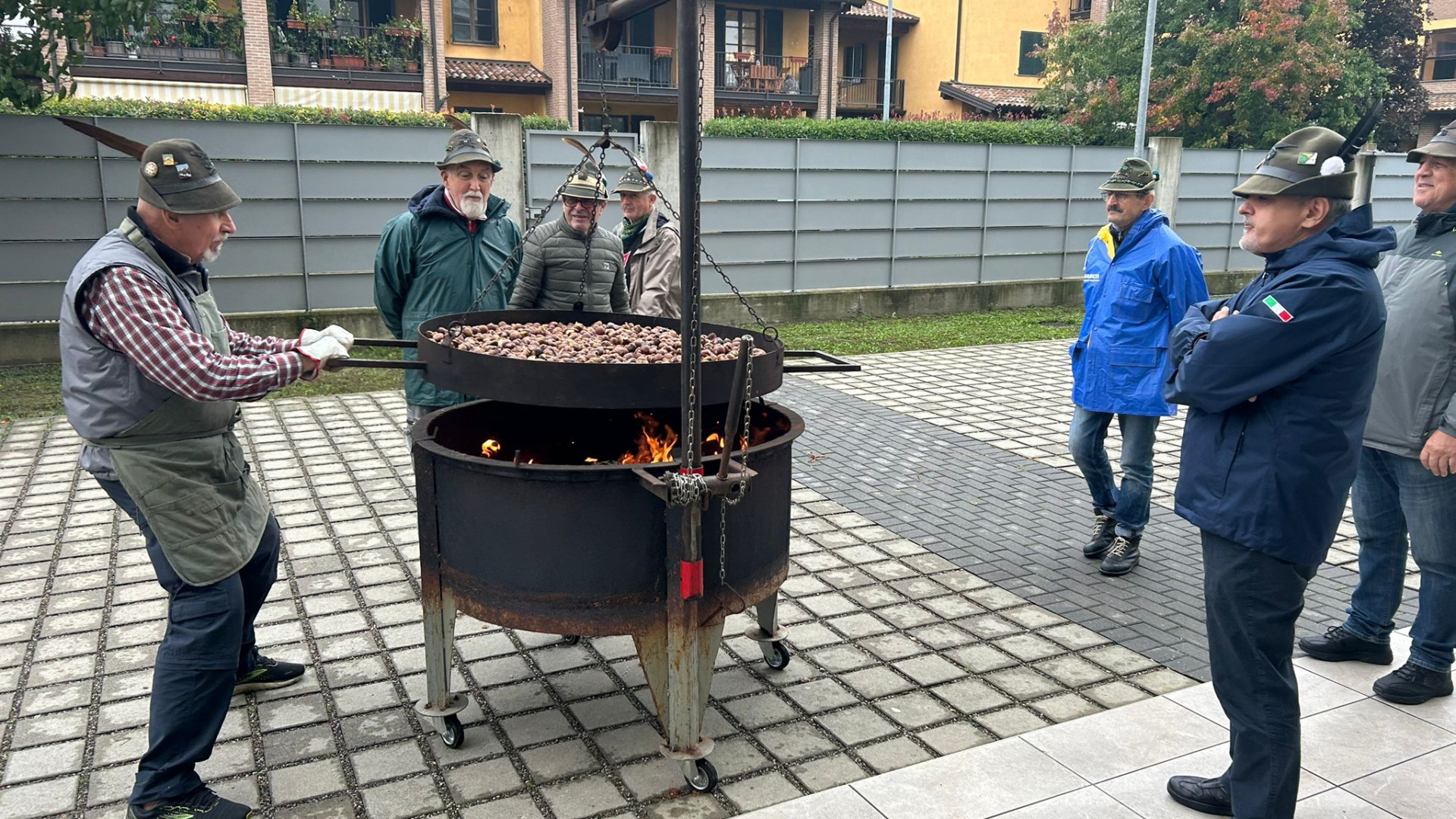 Festa di autunno nella casa per anziani Sereni Orizzonti: musica e caldarroste