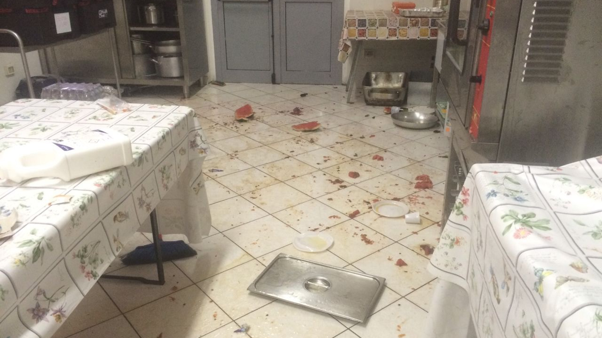 Vandalismi notturni in piscina e all'oratorio, denunciati due minorenni