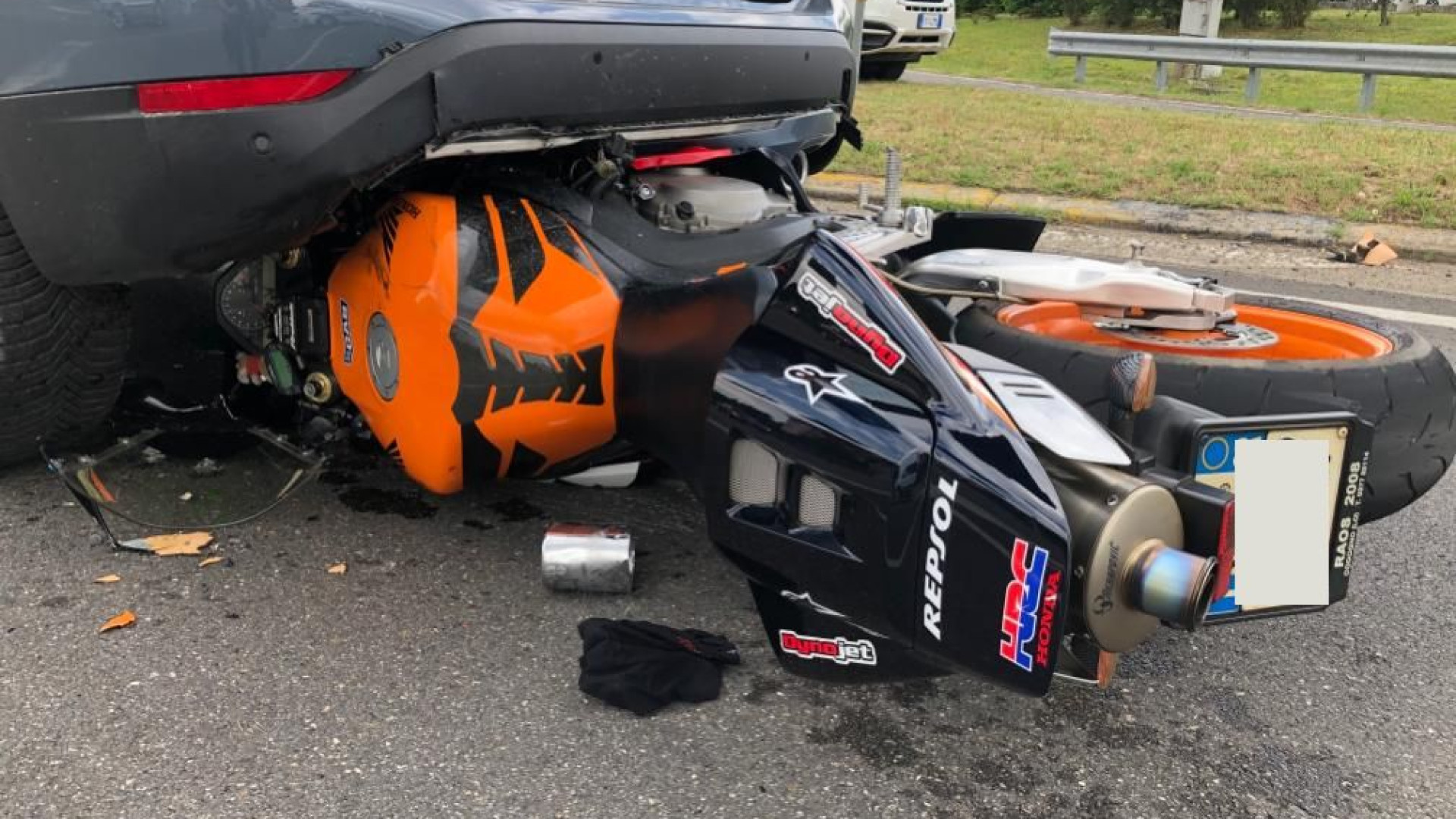Scontro al semaforo a Niviano, moto si infila sotto all'auto che la precede. Ferito il centauro