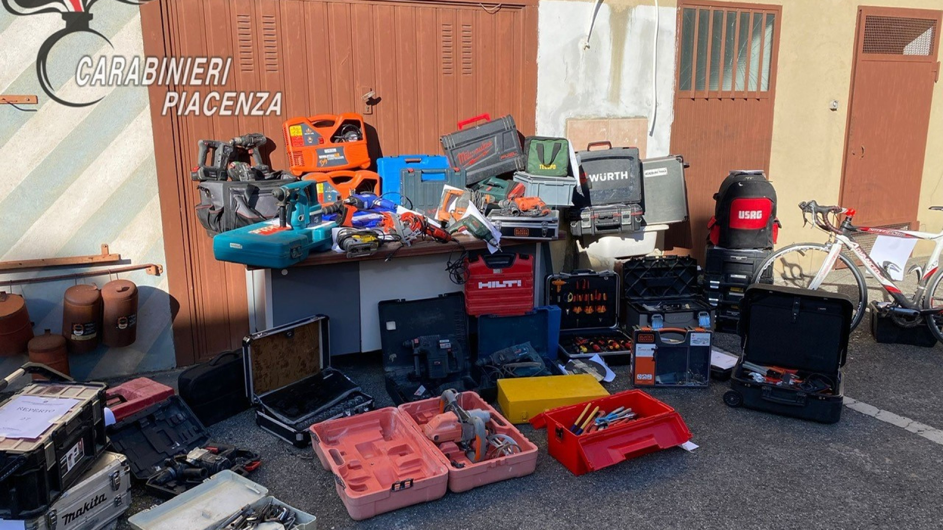 Nel box una bici e attrezzi edili rubati per 30mila euro. Denunciato 47enne