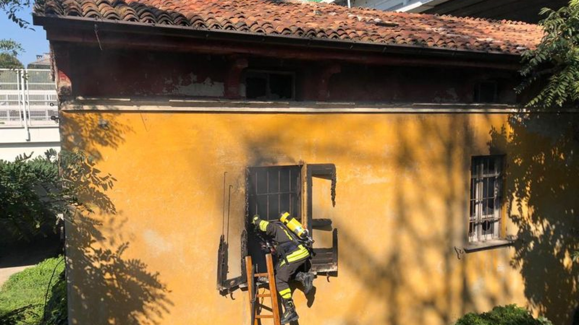 Palazzina degli abusivi: incendio improvviso, tempestivo intervento dei vigili del fuoco