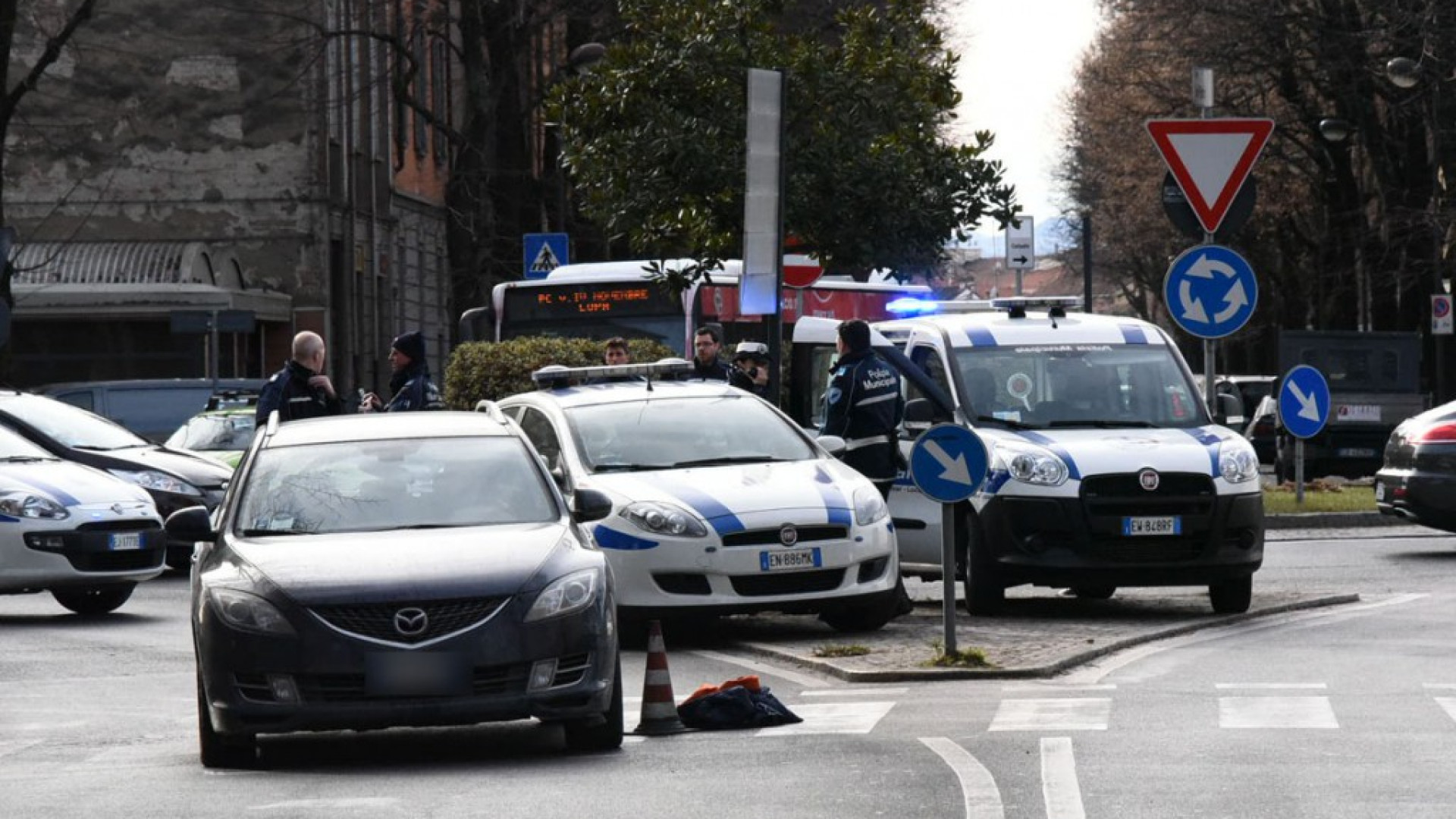 Viale Patrioti, pedone investito da un'auto alla rotonda. Disagi al traffico