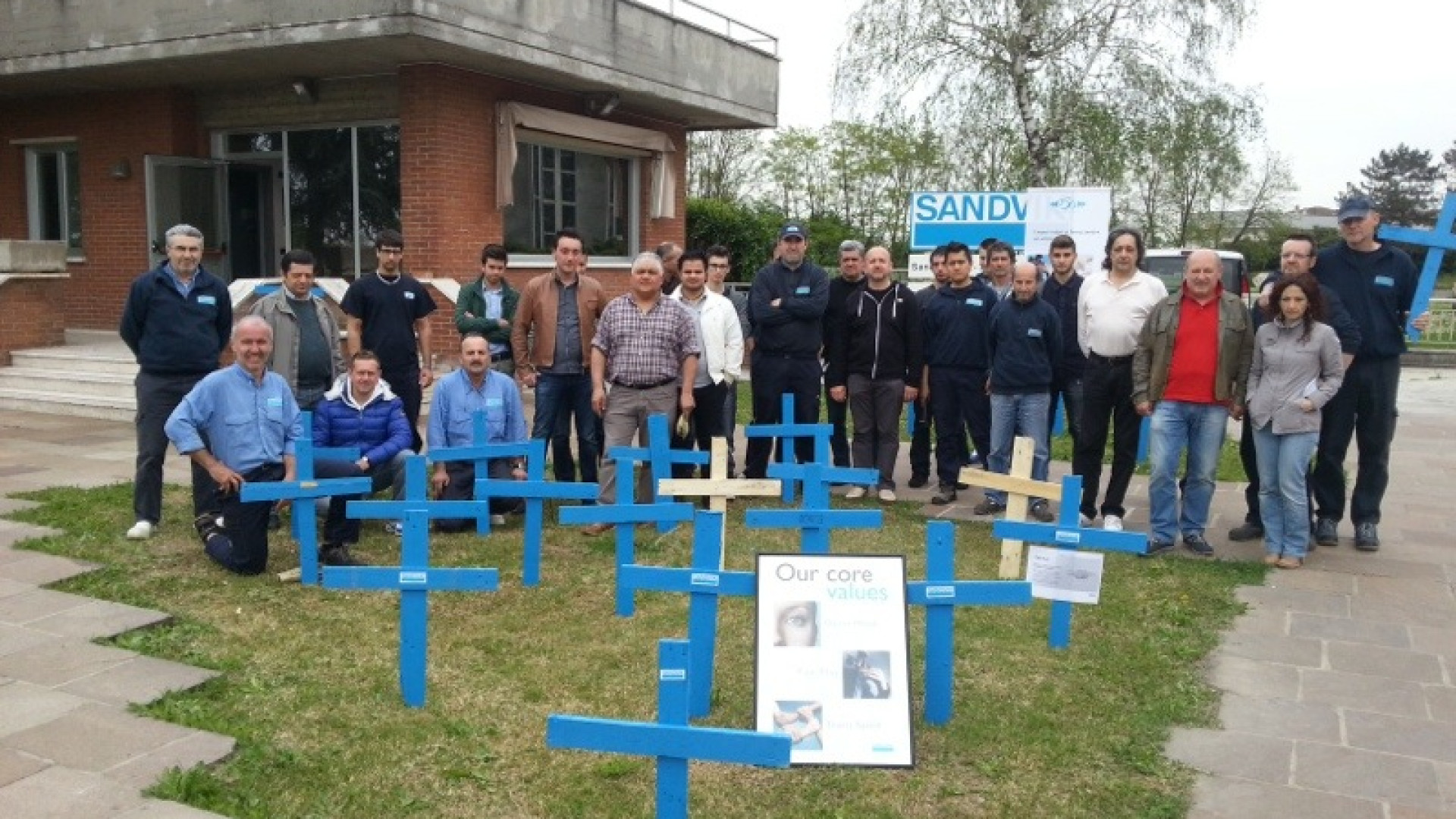 Protesta shock dei lavoratori Sandvik: crocifissi di fronte allo stabilmento