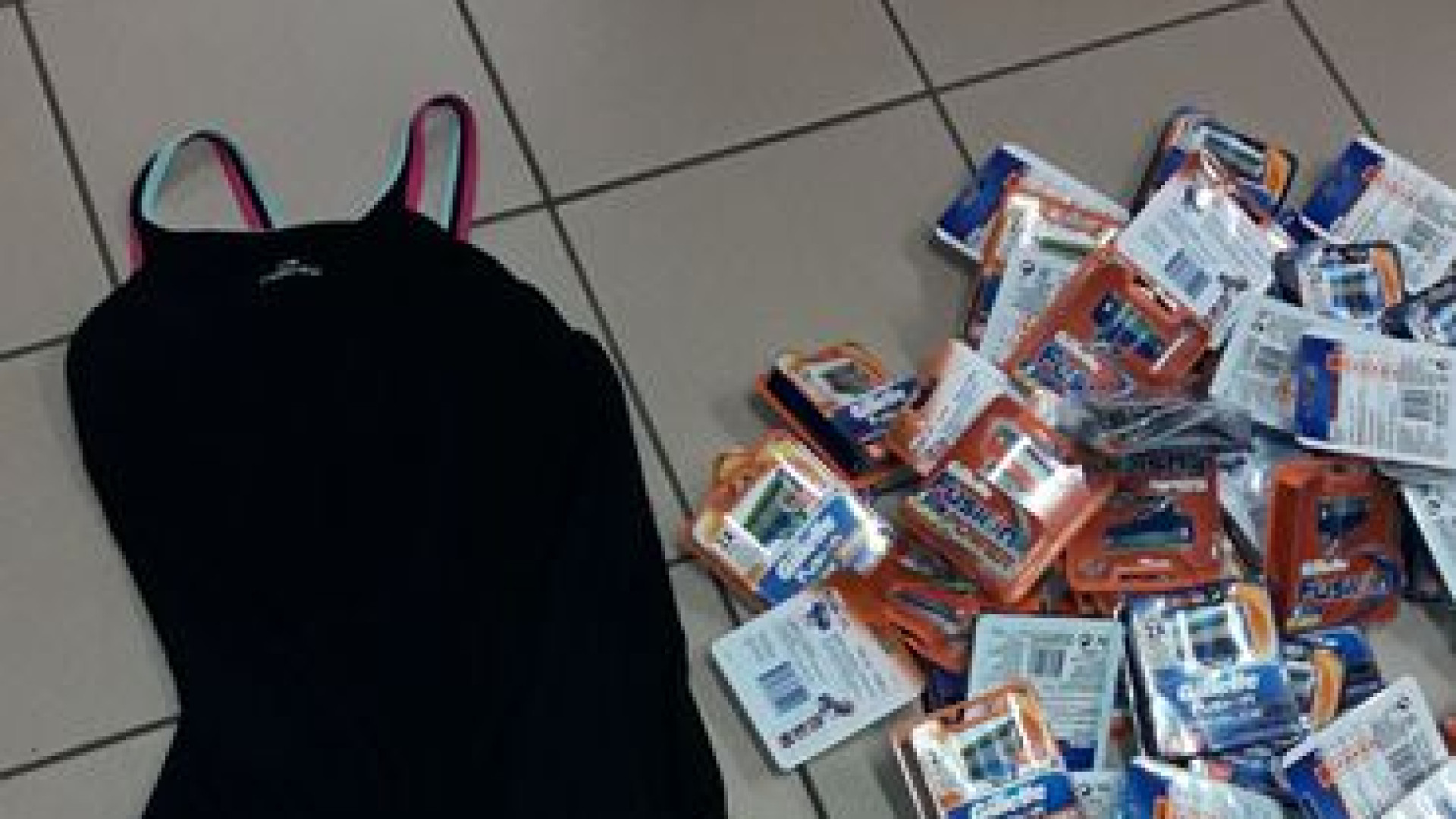 Nasconde rasoi nel body e picchia il vicedirettore del supermercato: arrestato dopo la fuga