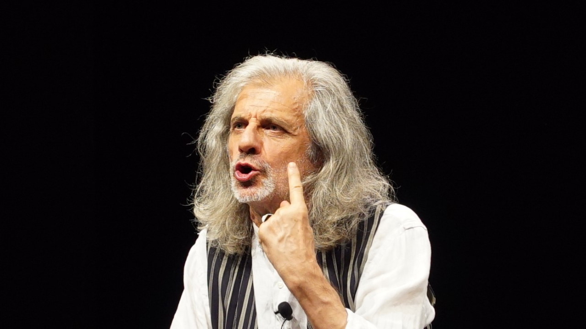 Festival di Teatro antico a Veleia, domani Bergonzoni con "Aprimi cielo"