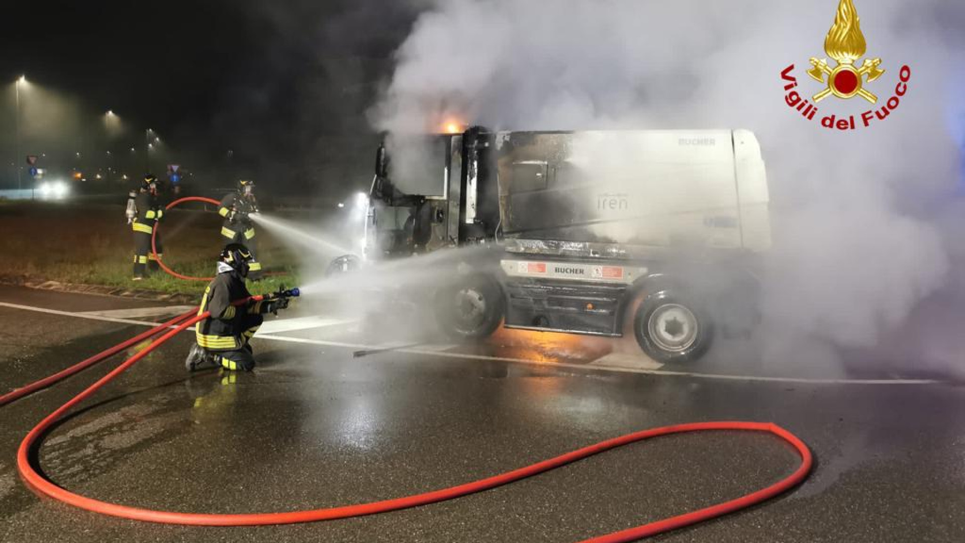 Spazzatrice in fiamme all'alba a Montale: rogo domato dai vigili del fuoco