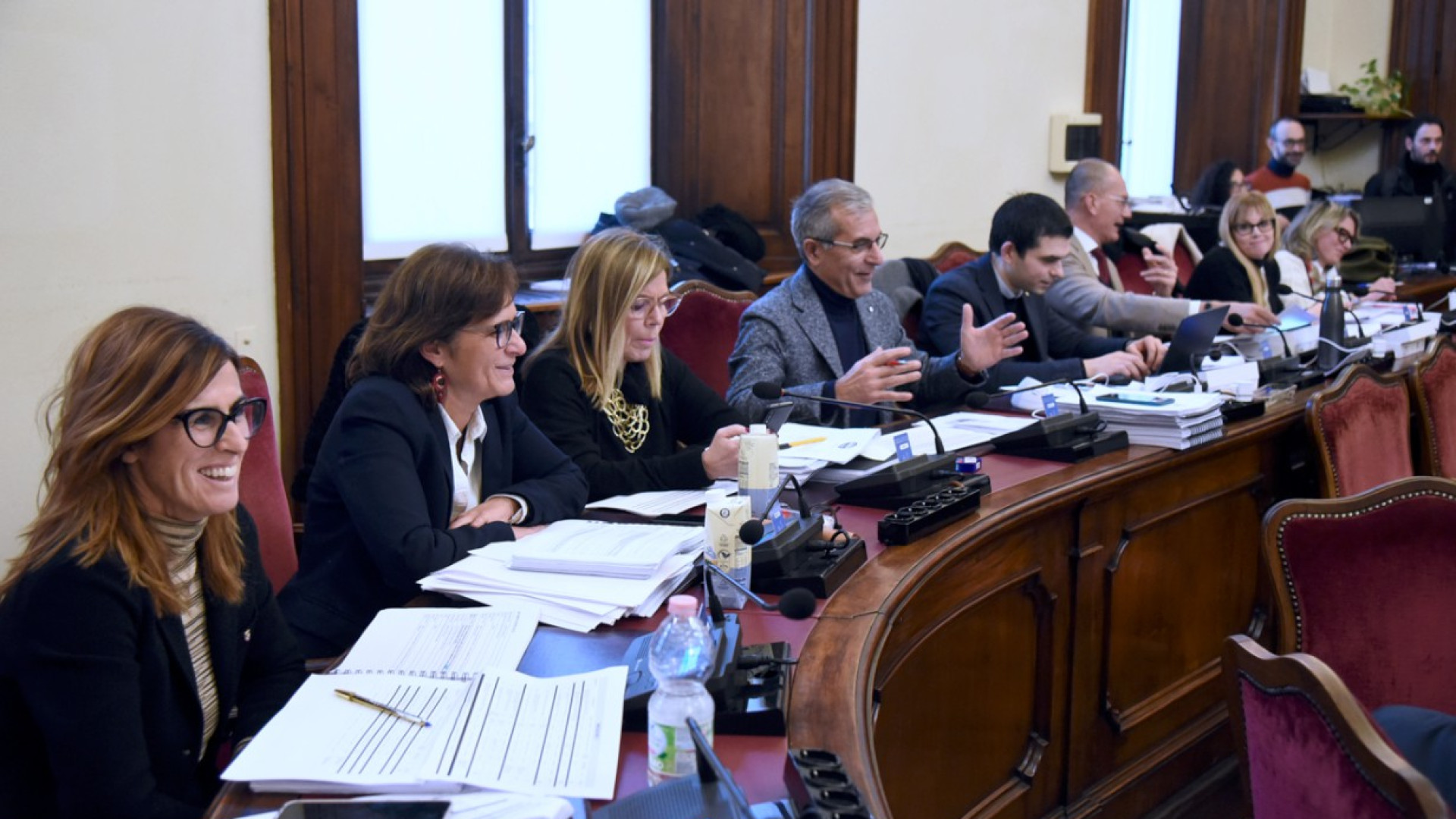 Bilancio 2025, tanti sì per l'opposizione. Maggioranza: "Slancio alla città"