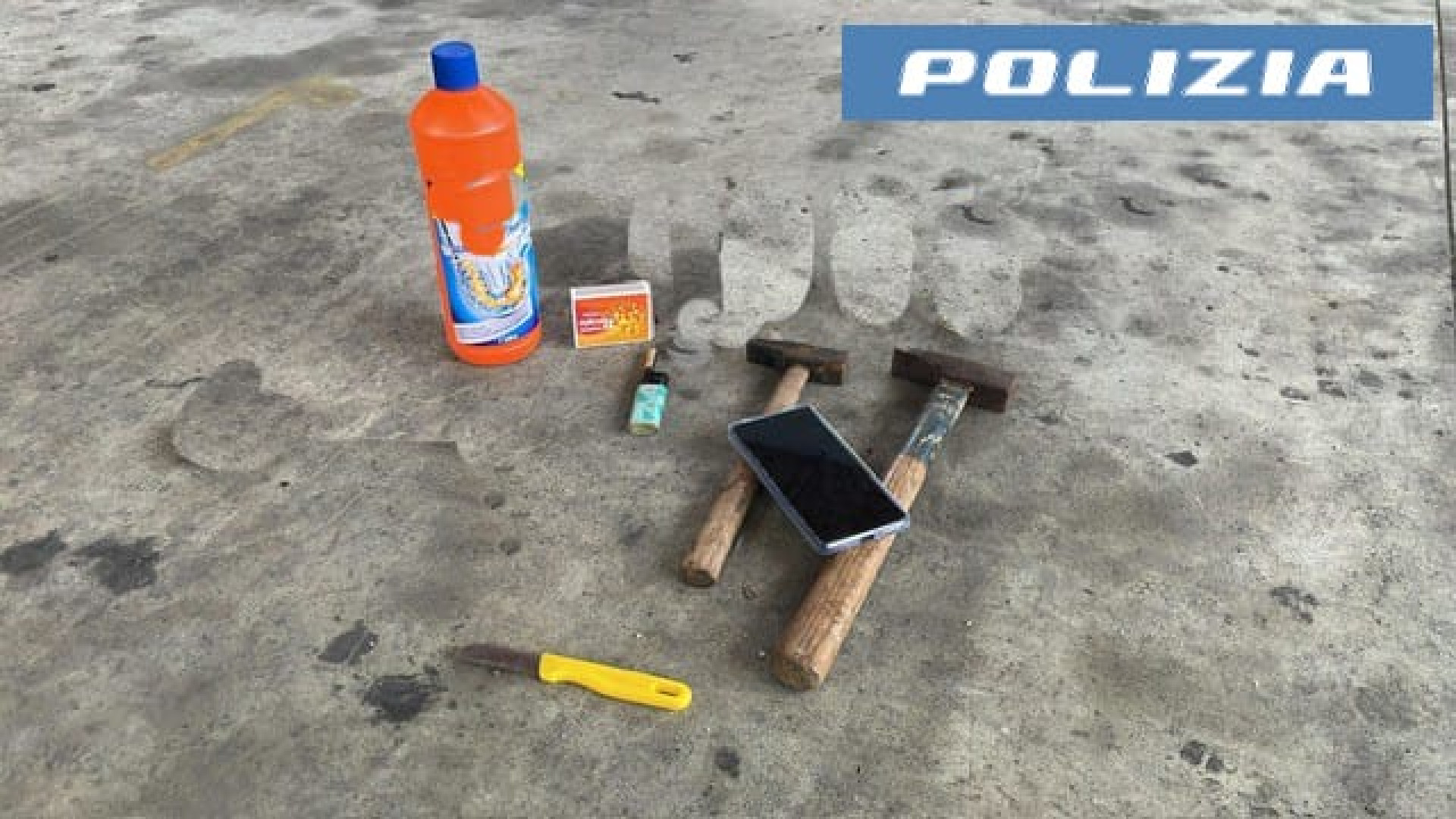 Martelli, acido, quaderno dei nemici: donna arrestata per atti persecutori