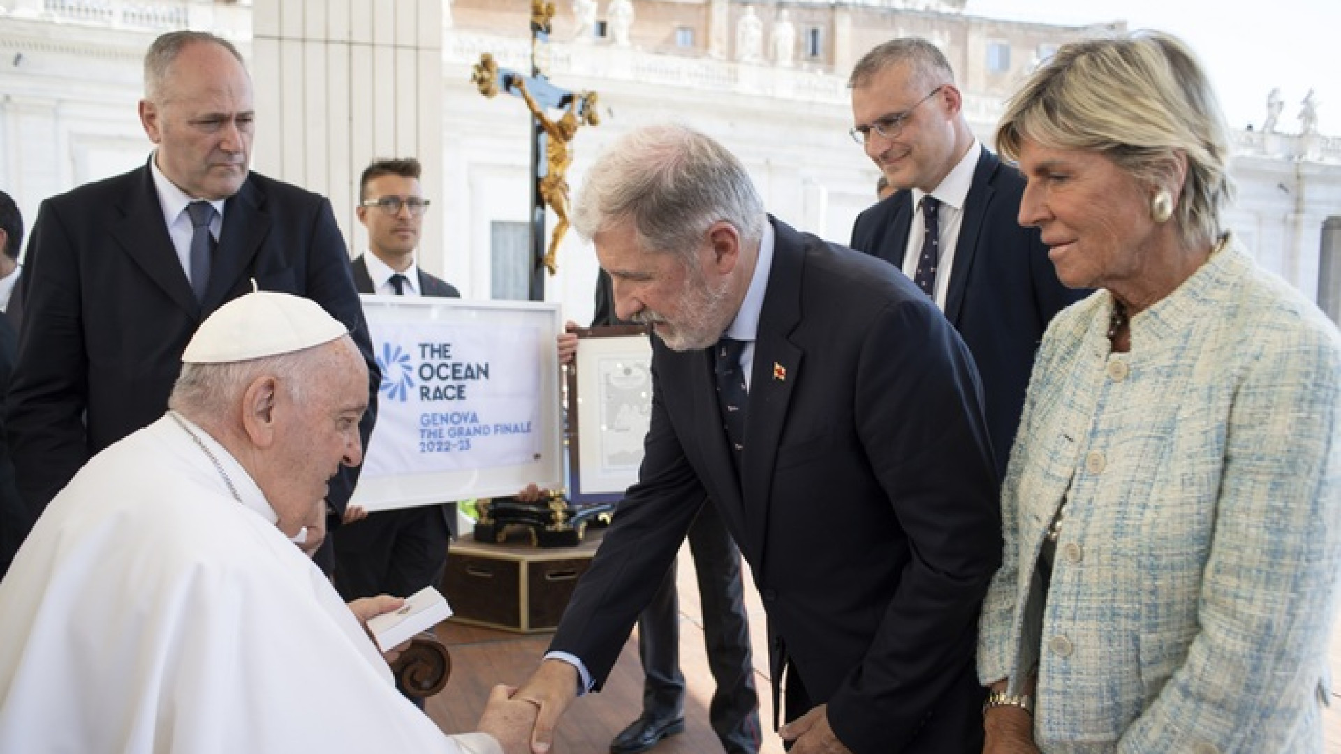 Il sindaco Marco Bucci dona a Papa Francesco la bandiera di The Ocean Race The Grand Finale