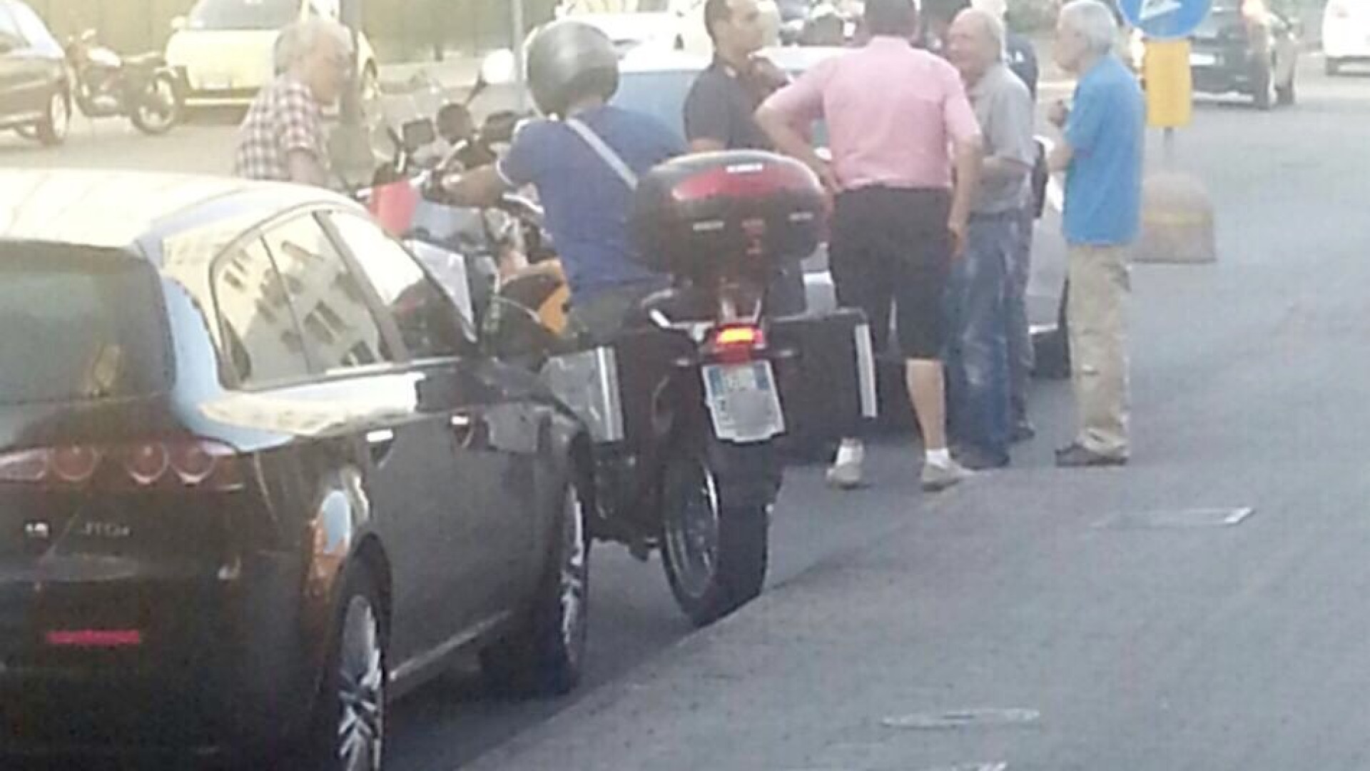 Anziano scippato di un Rolex e gettato a terra da due ragazze