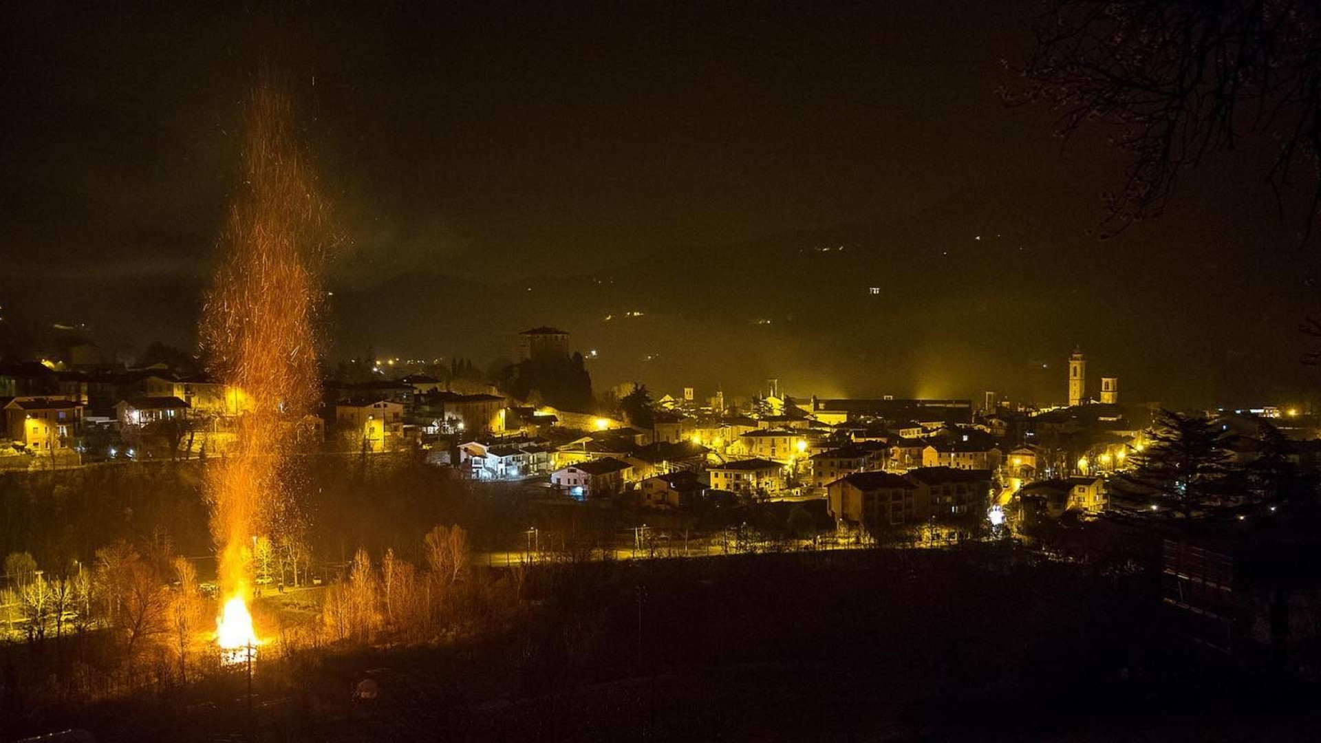 A fuiè ad San Giusep a Bobbio brucia l'inverno e nei campi si prega per la pace