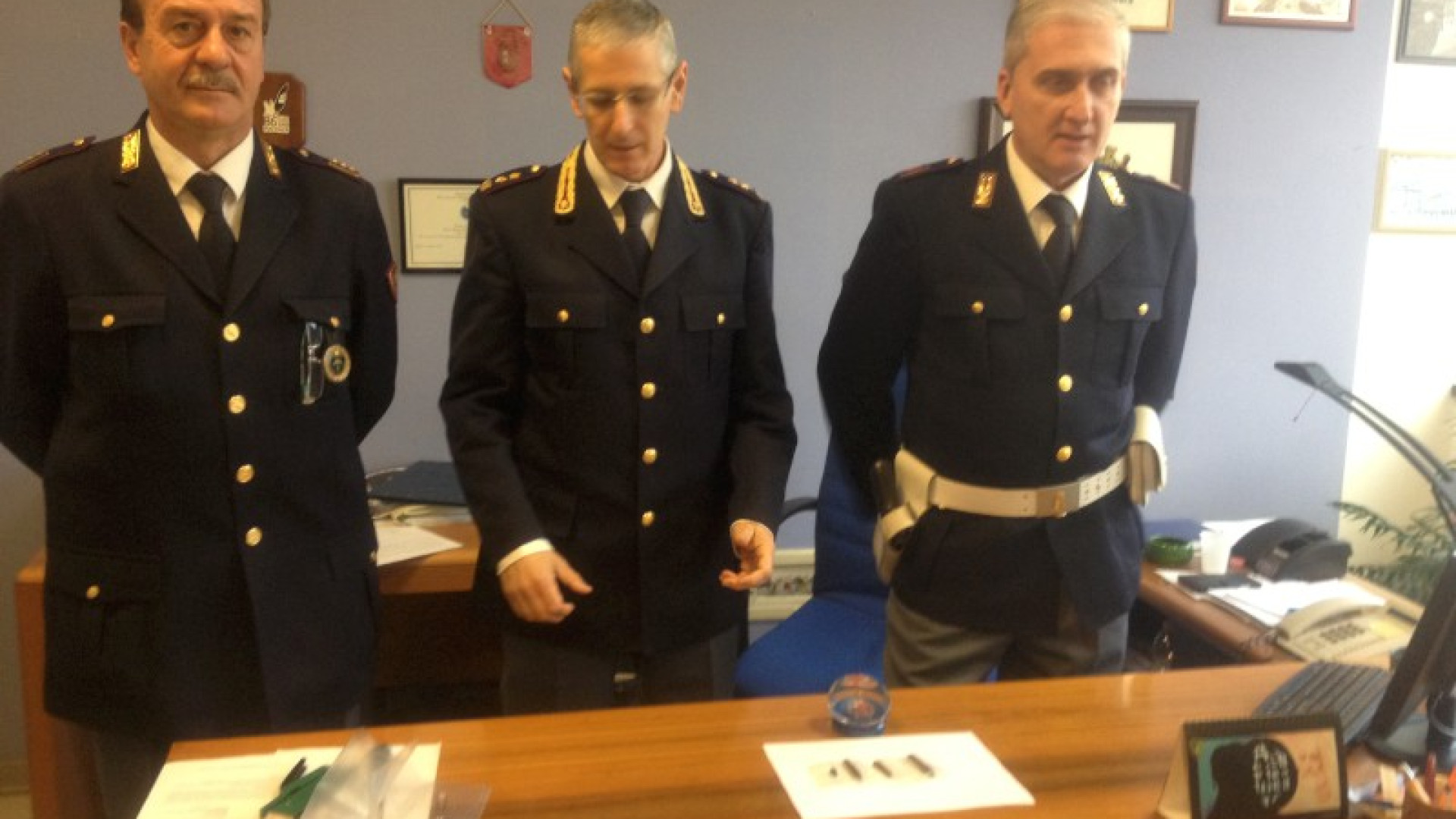Controlli di polizia nella zona della stazione, giovane fermato con hashish