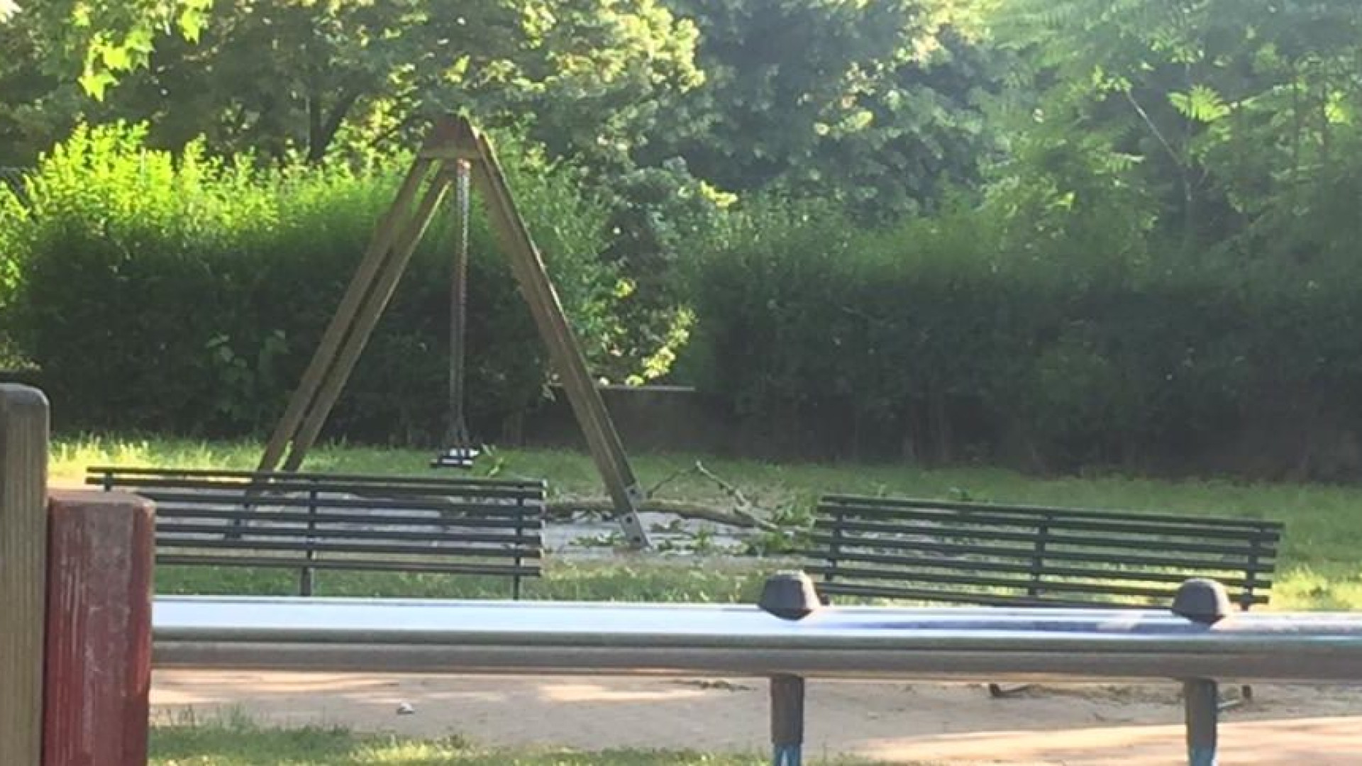 Grosso ramo precipita sull'altalena: chiuso il parco giochi del Facsal