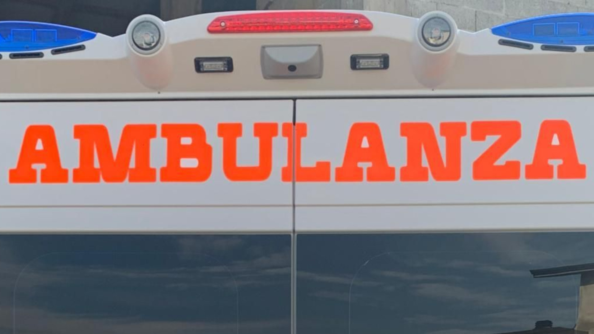 Sbatte contro un muletto e cade: è grave. Incidente sul lavoro a Rottofreno