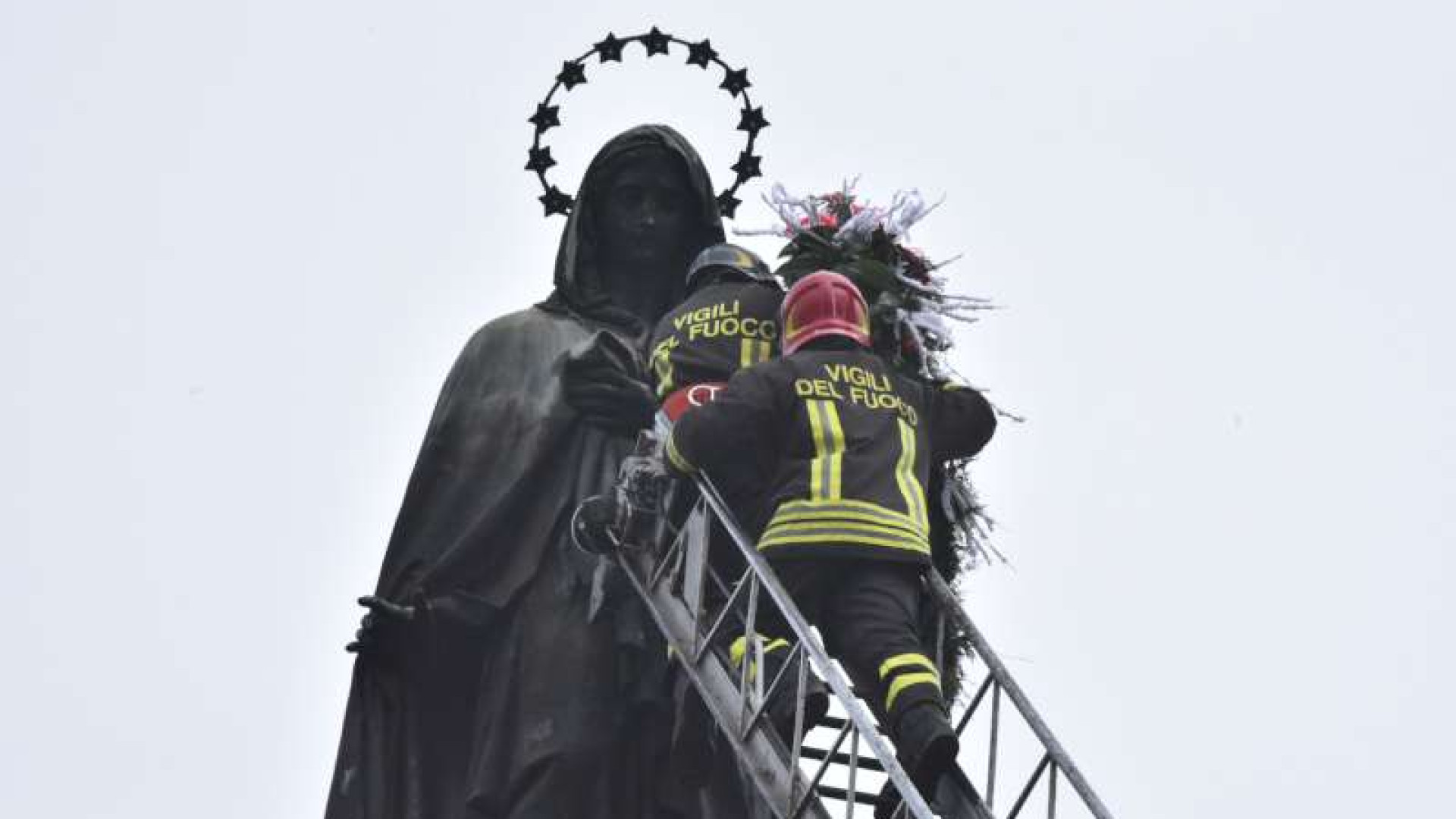 Tradizionale posa della corona alla Madonna: "Ci guidi alla speranza"