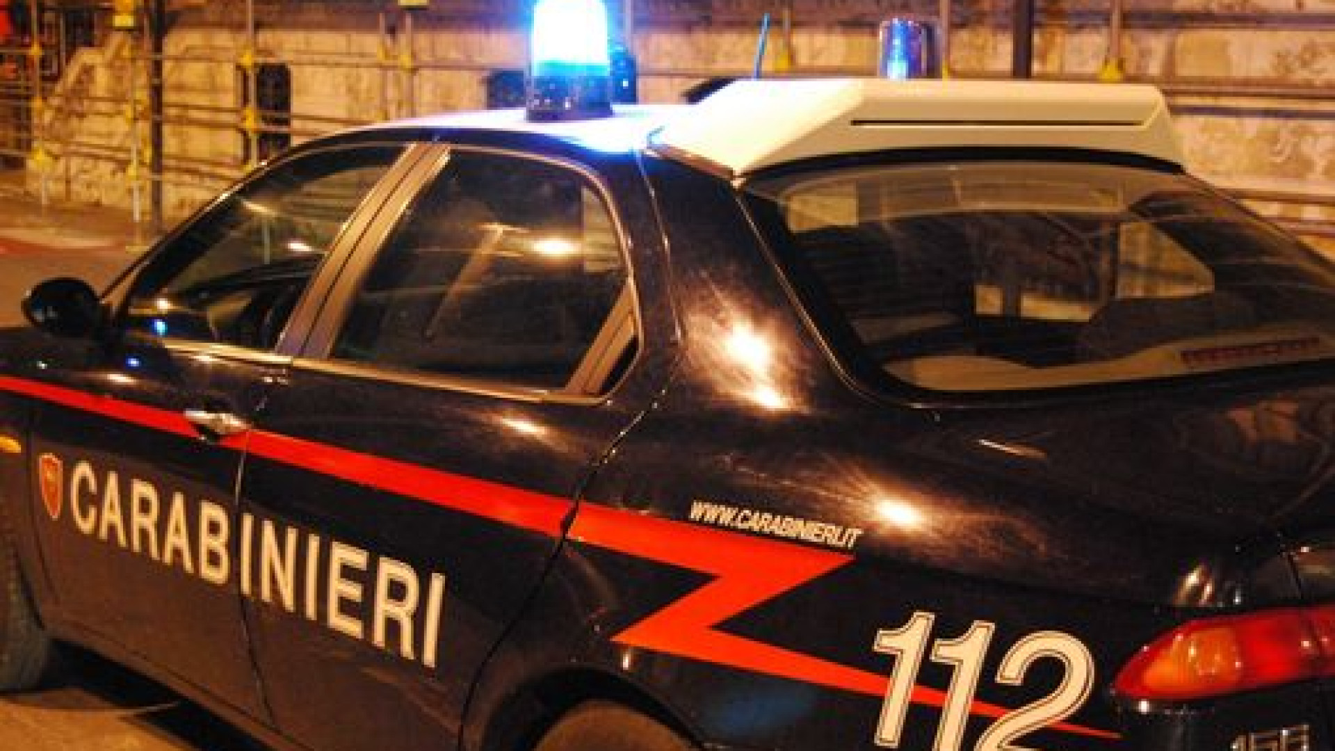 Assalto notturno al ristorante: tre malviventi rapinano la titolare e portano via il fondo cassa
