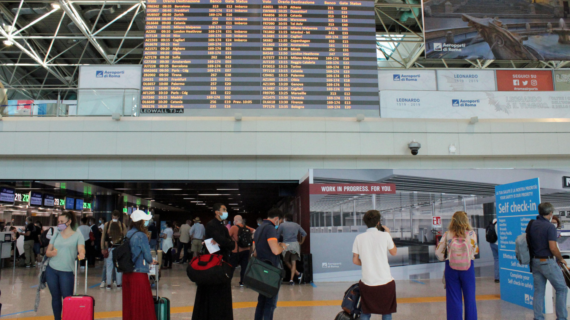 Viaggi in aereo nel caos, ritardi e cancellazioni. Boom di richieste di aiuto