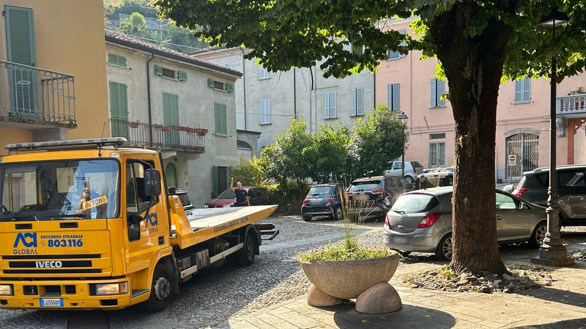 Rivergaro, rimossa auto parcheggiata da un mese. Era senza assicurazione