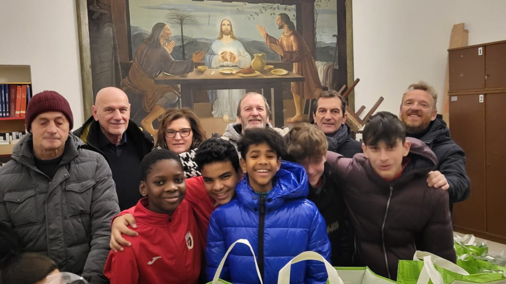 Non si ferma la solidarietà dei "Friends for life": 200 pacchi alimentari per i bisognosi