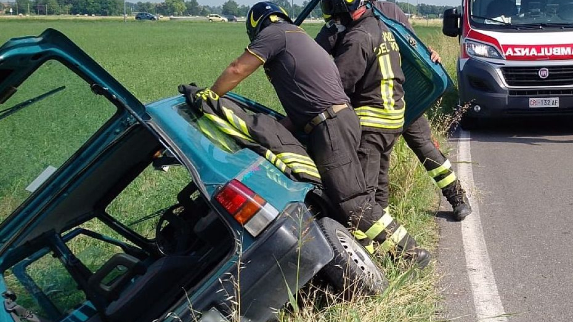 Sbanda e finisce con l'auto nel canale: ferito un ottantasettenne
