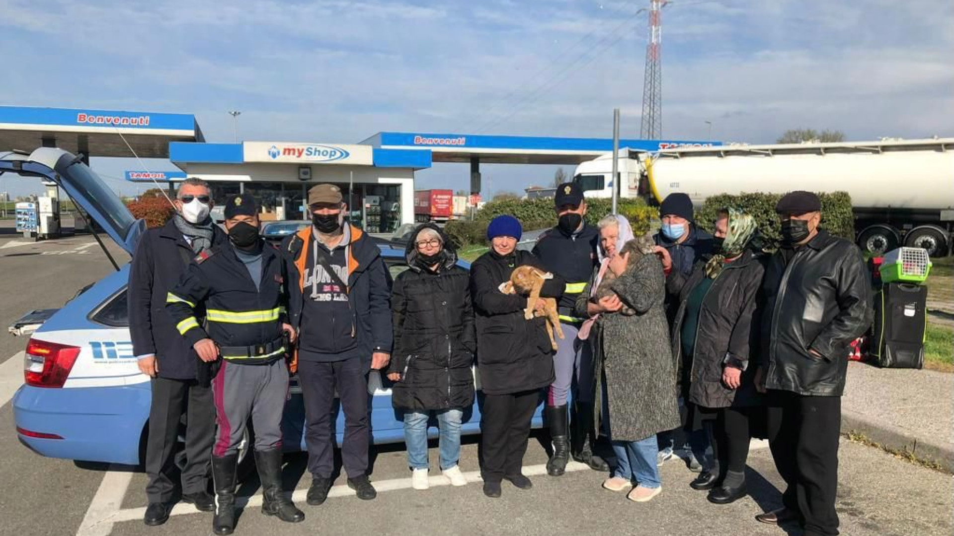 Gruppo di ucraini sordomuti in fuga dalla guerra soccorso dalla polizia in autostrada