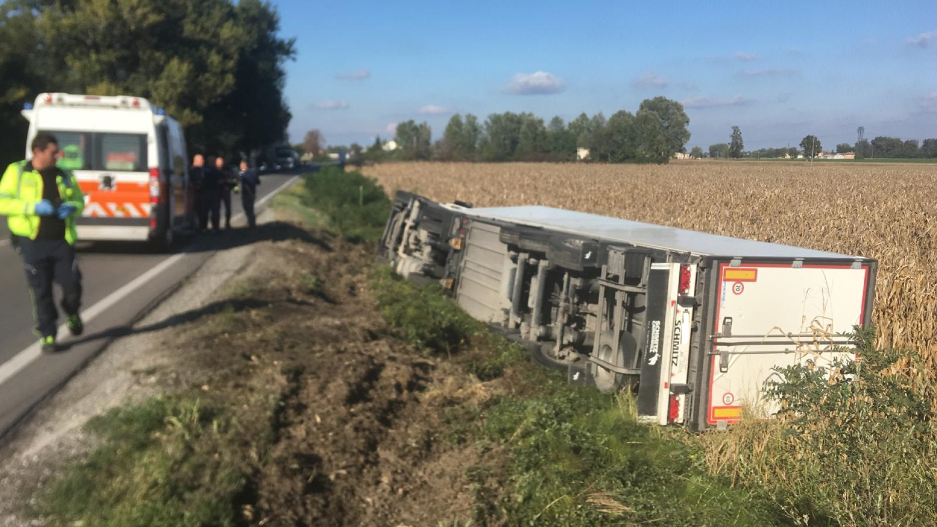 Camion perde il controllo ed esce di strada ribaltandosi in un campo