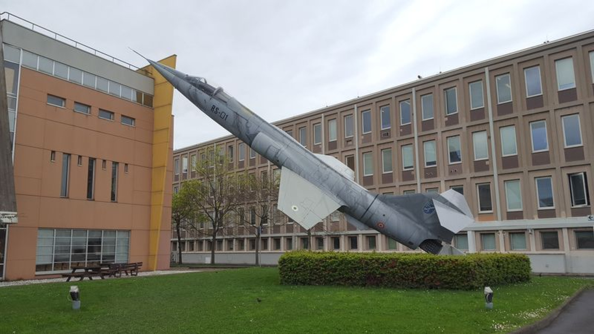 F-104 "cacciato" dalla Cattolica: giudicato simbolo di guerra, verrà rimosso dal giardino