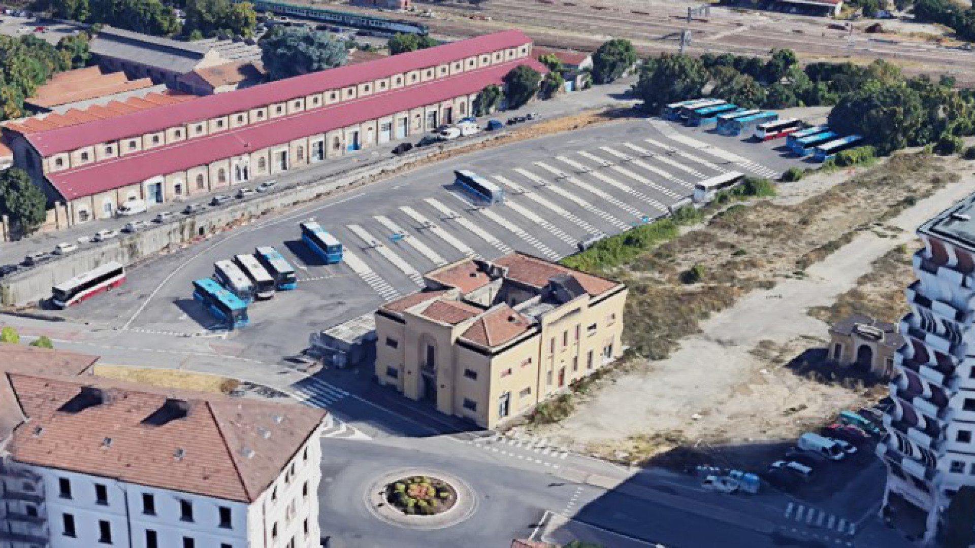 Svolta sull’ex ortomercato: niente parcheggio, ma stazione di ecobus