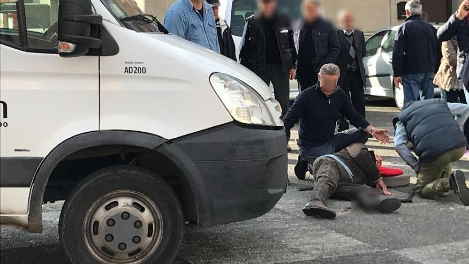 Anziano investito da un furgone davanti al municipio di Carpaneto
